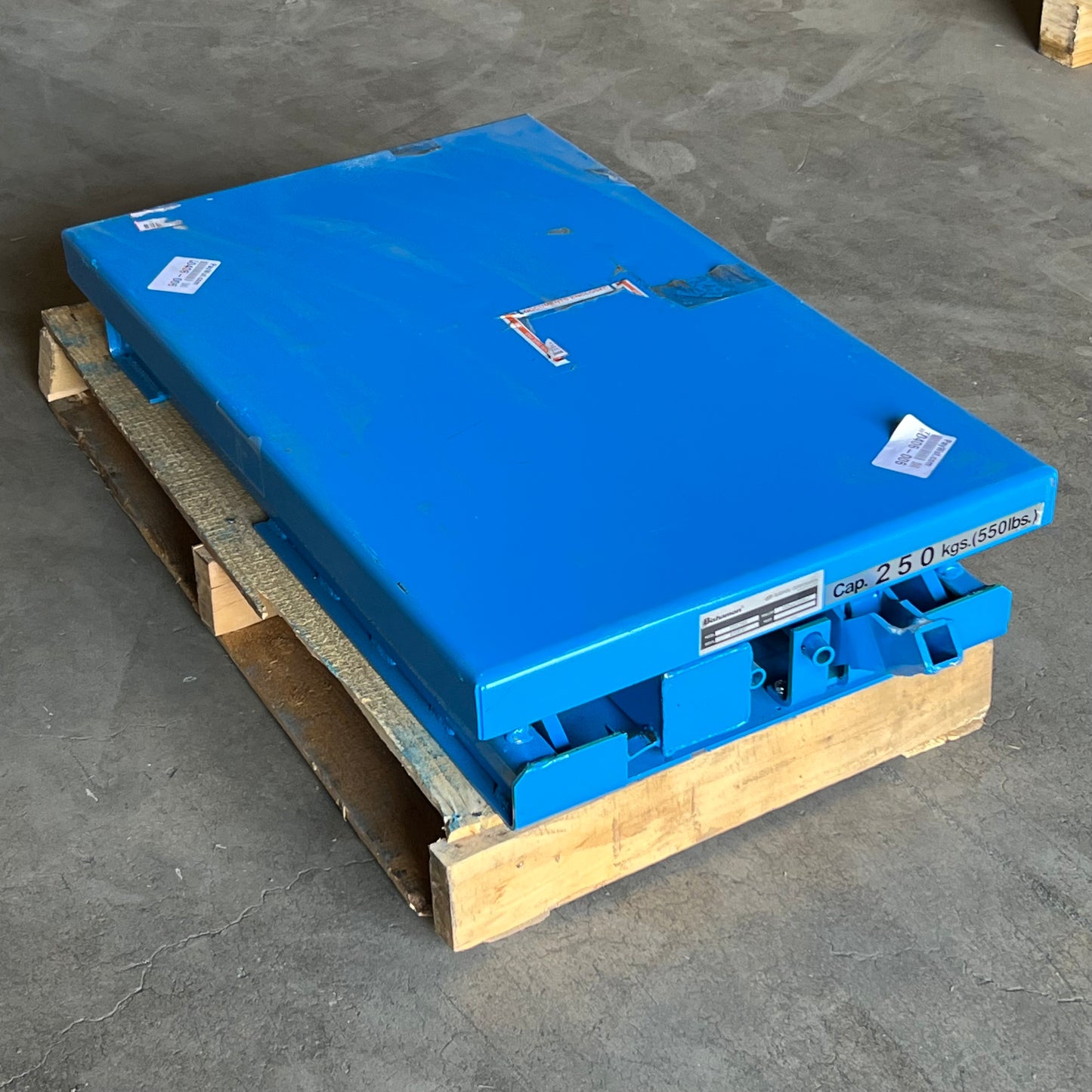 VERSACE Hydraulic Lift Table Max Cap 550 Lbs 20"W x 32"L x 6"-28"H Blue X25CNBI