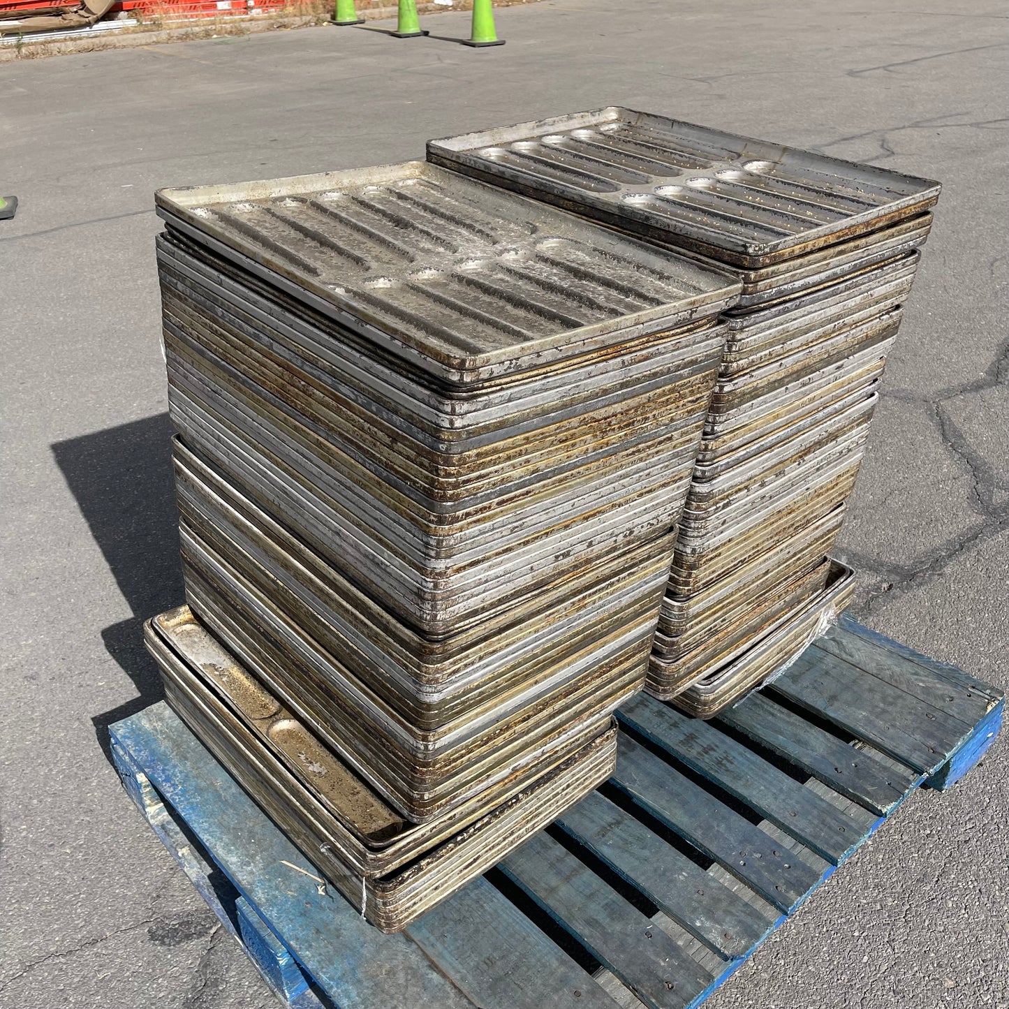 ZA@ Pallet of MIXED Bread Baking Trays, Steel 26.5”x18.5” pans ~900 lbs total (AS-IS)