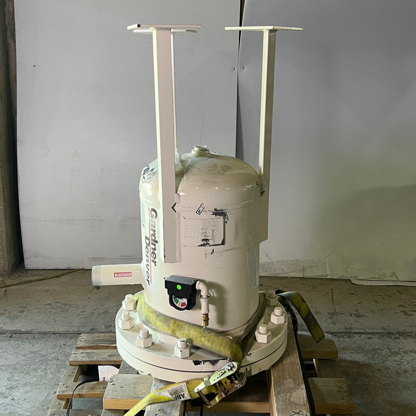 GARDNER DENVER Compressed Air Filter 250psi 3'H White XGME250