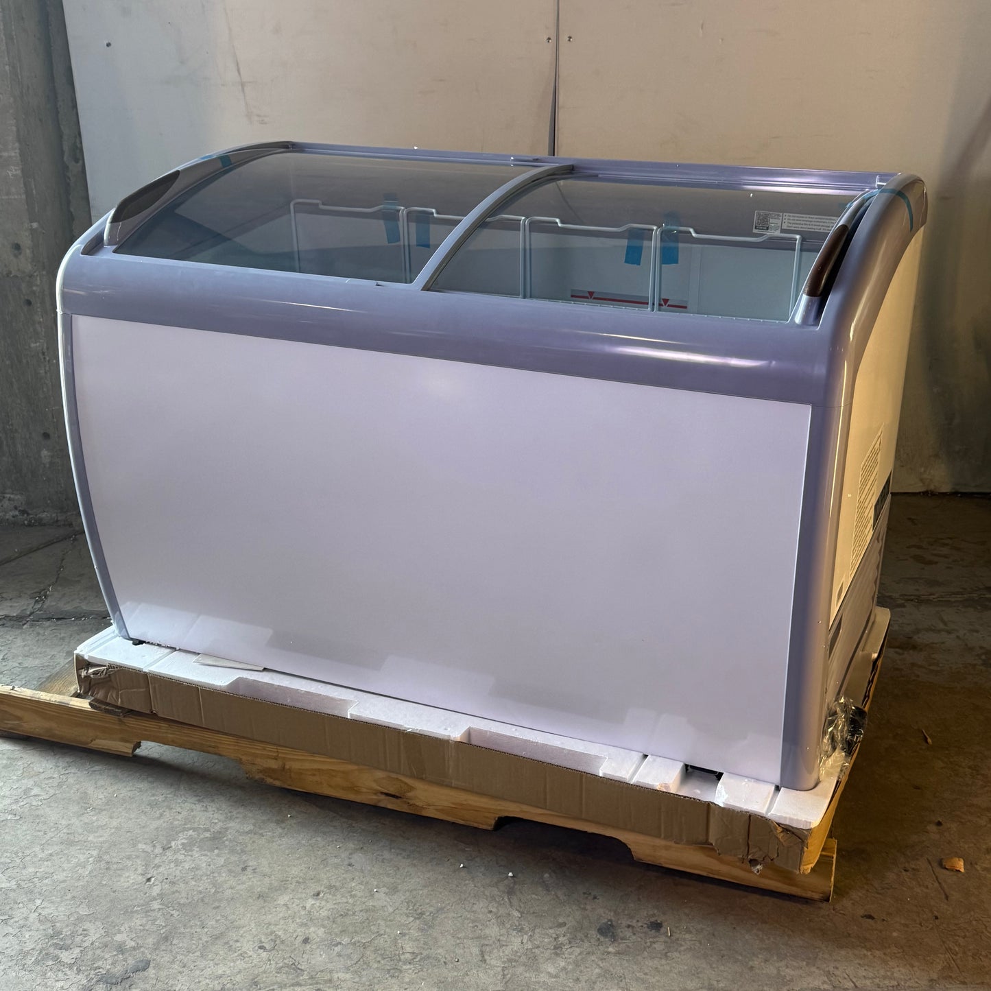 AVANTCO Customizable Curved Top Display Freezer 49-5/8" DFC13-|HCL (As-Is)