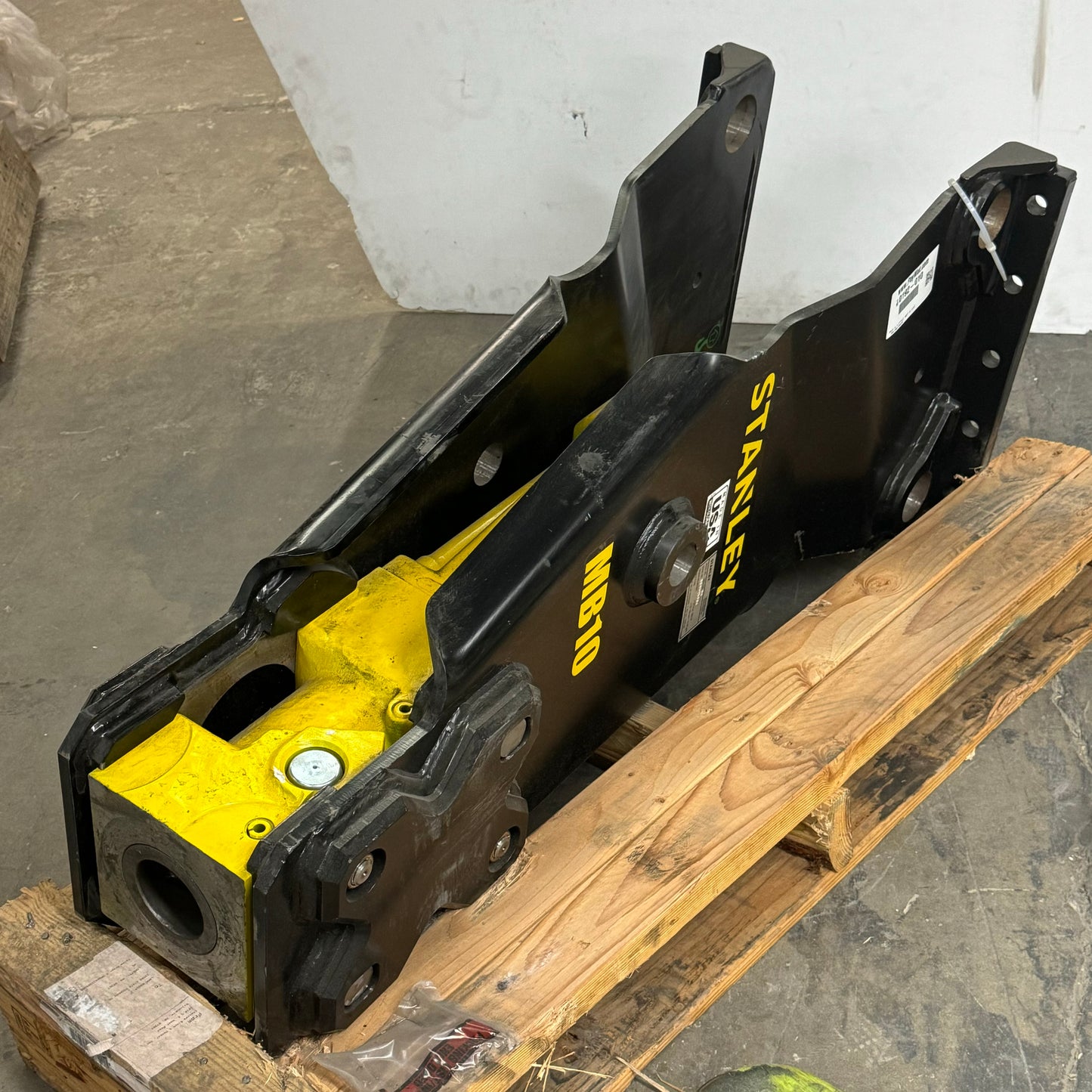 STANLEY Mounted Hydraulic Breaker w/ Skid Steer 4-Position Cradle Bracket MB10E