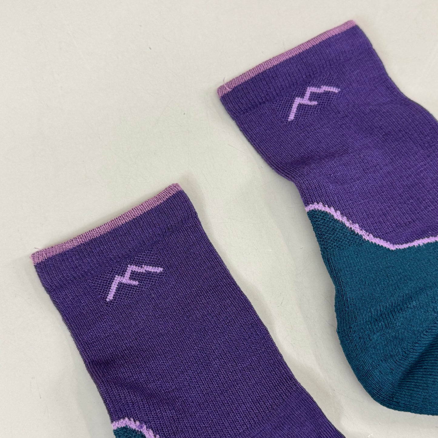 DARN TOUGH Hike/Trek Socks Micro Crew Lightweight Women SZ L 10-11.5 Grape Merino Wool
