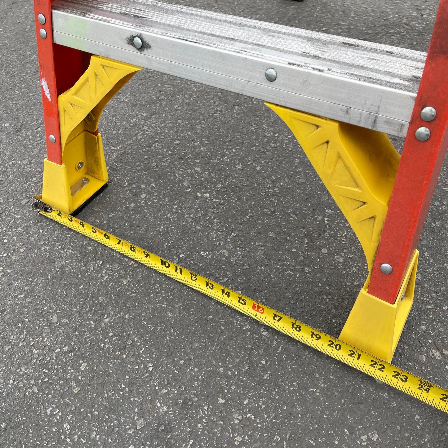 Z@ WERNER A-Frame Fiberglass Step Ladder 5' 300 lb Load Cap 6205 (As-Is)