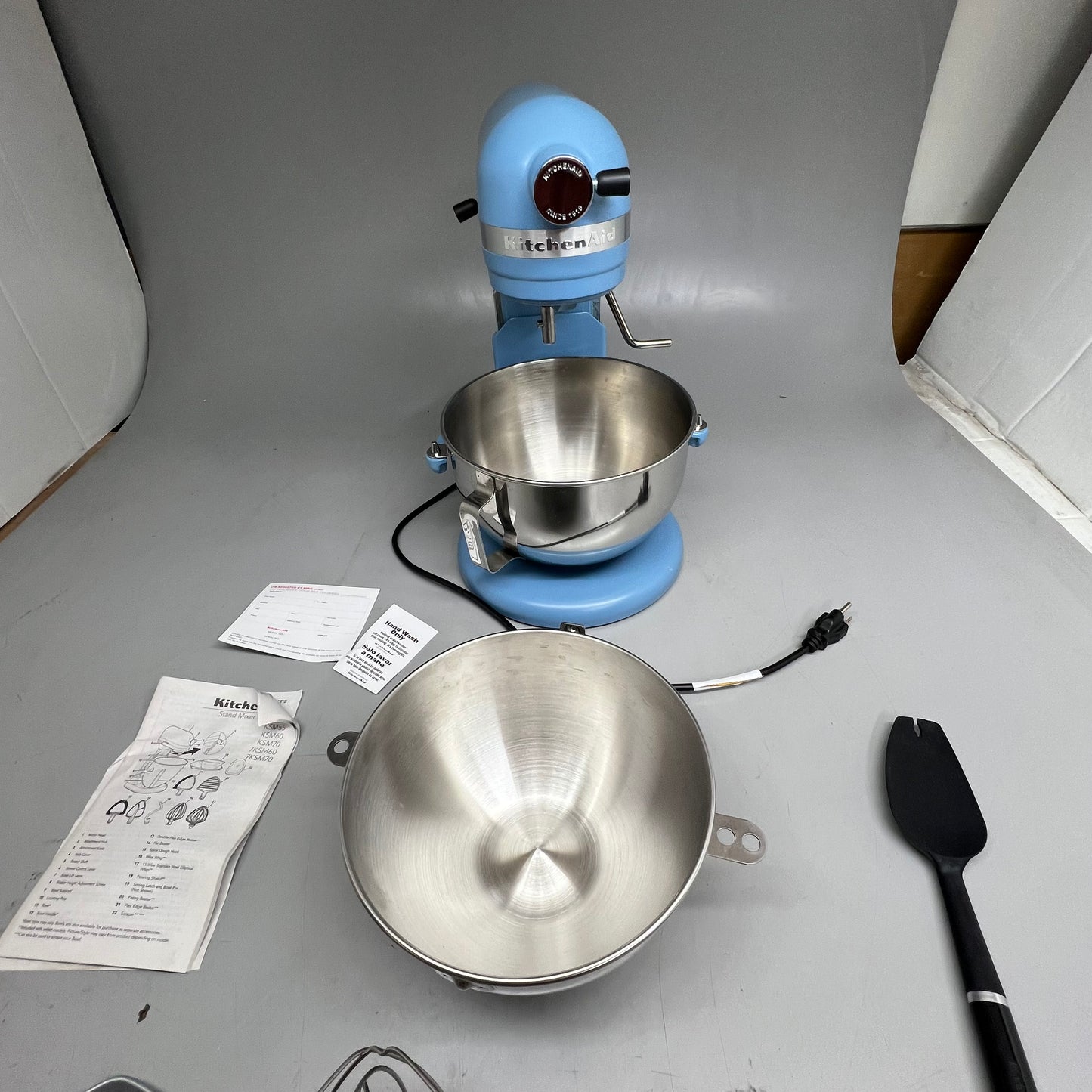 KITCHENAID 5.5 Quart Stand Mixer with Bowl Lift Blue KSM55SXXXCU (Like New)