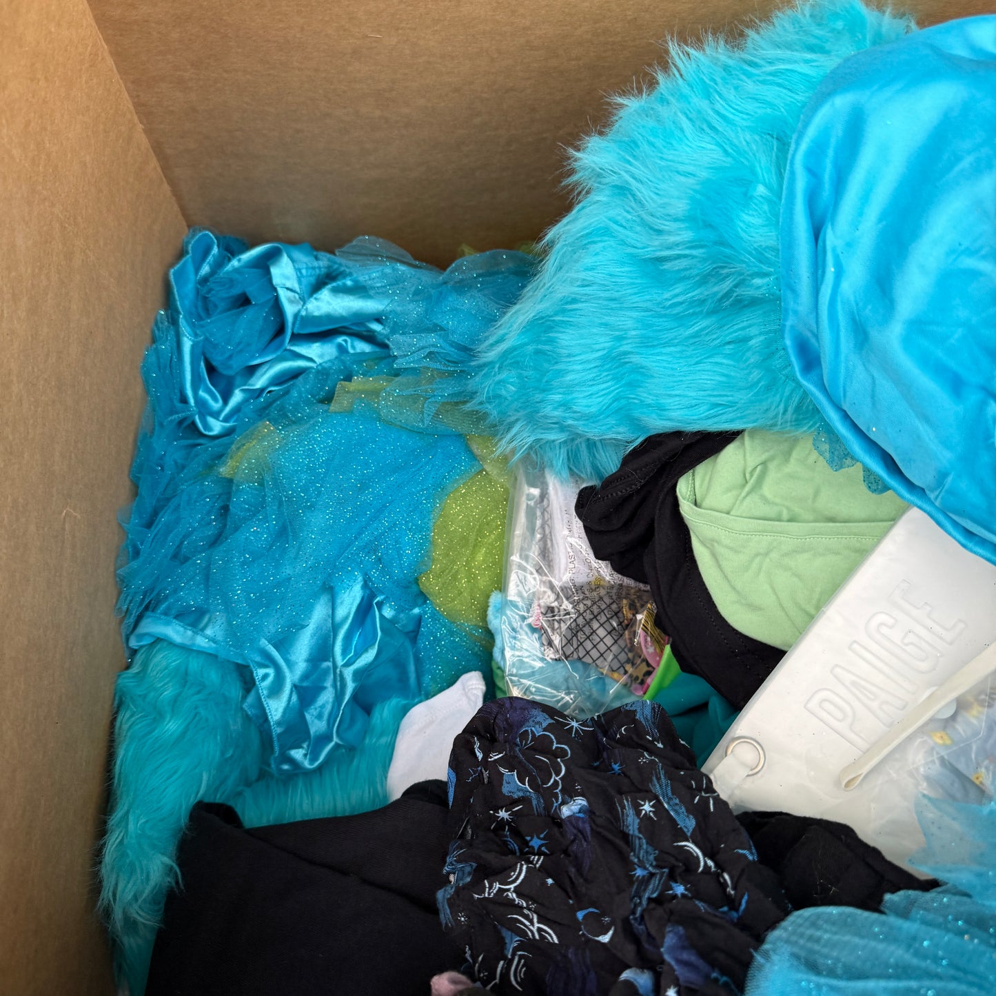 ZA@ Pallet of MIXED Men’s & Women’s Clothing & Kid’s Costumes