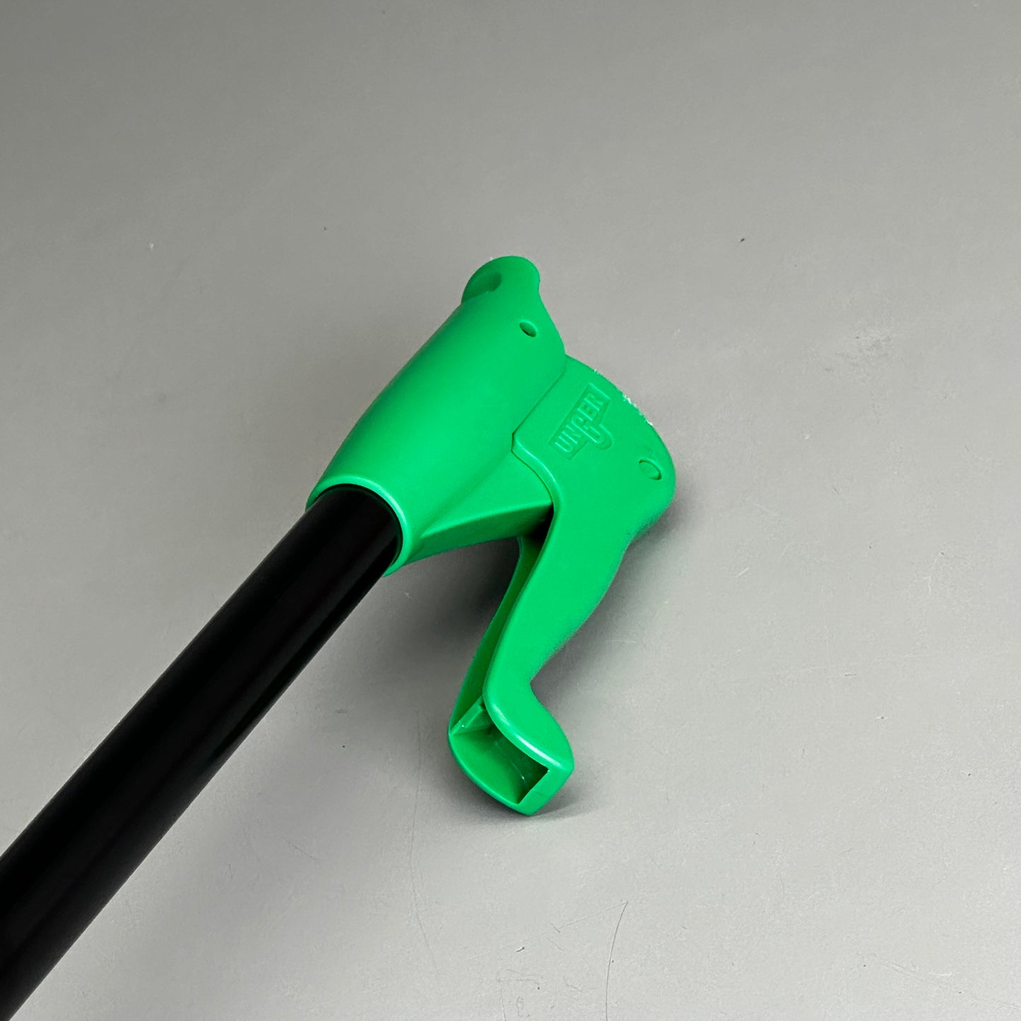 Trash Grabber 32"x 5" Black/Green