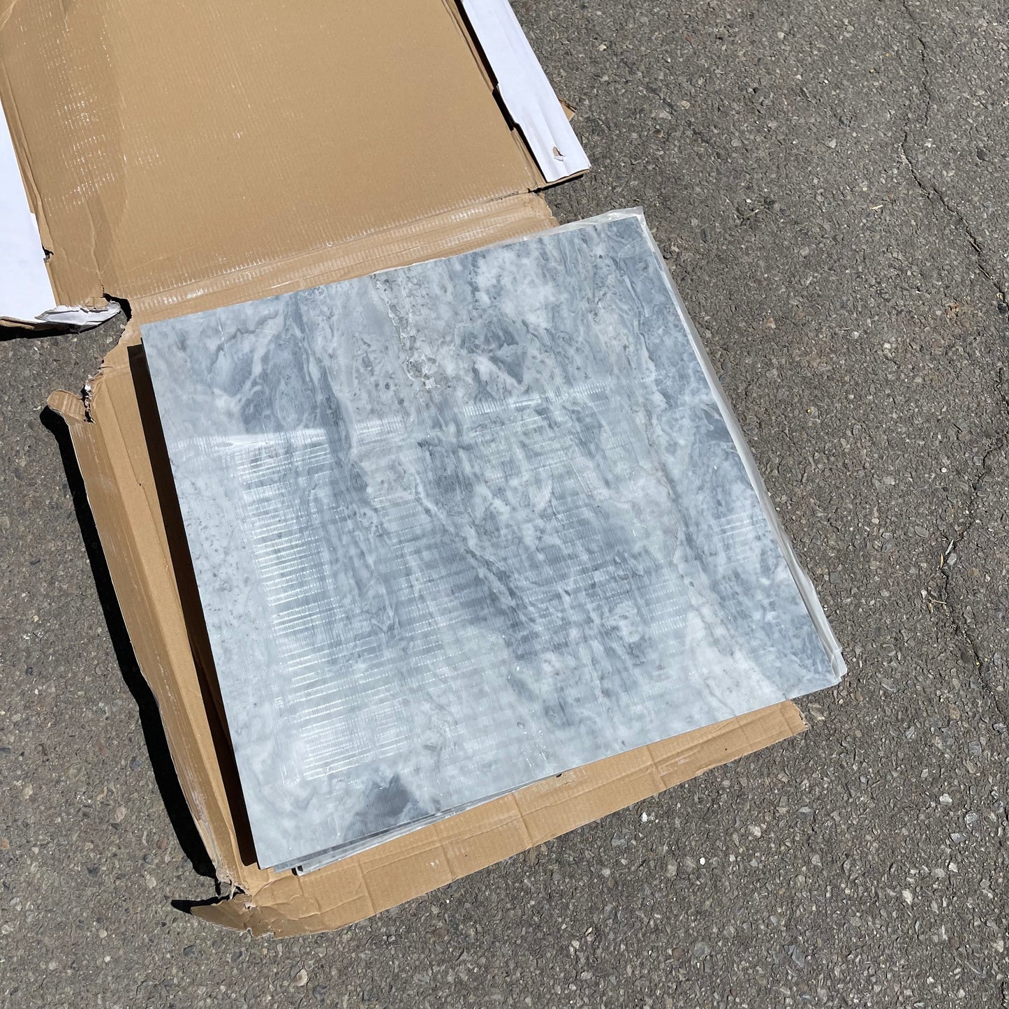ZA@ Pallet of RIAD Casablanca Carrara & Bardiglio Grey Tiles 18"x18" (Some Broken, see images)
