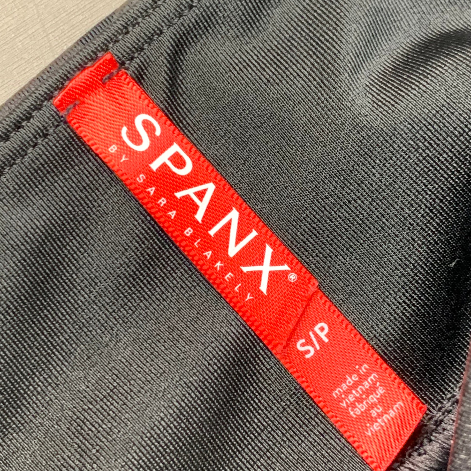 Spanx Woman's M Black Faux Leather Camo Leggings Mid Rise Sytle 20185R