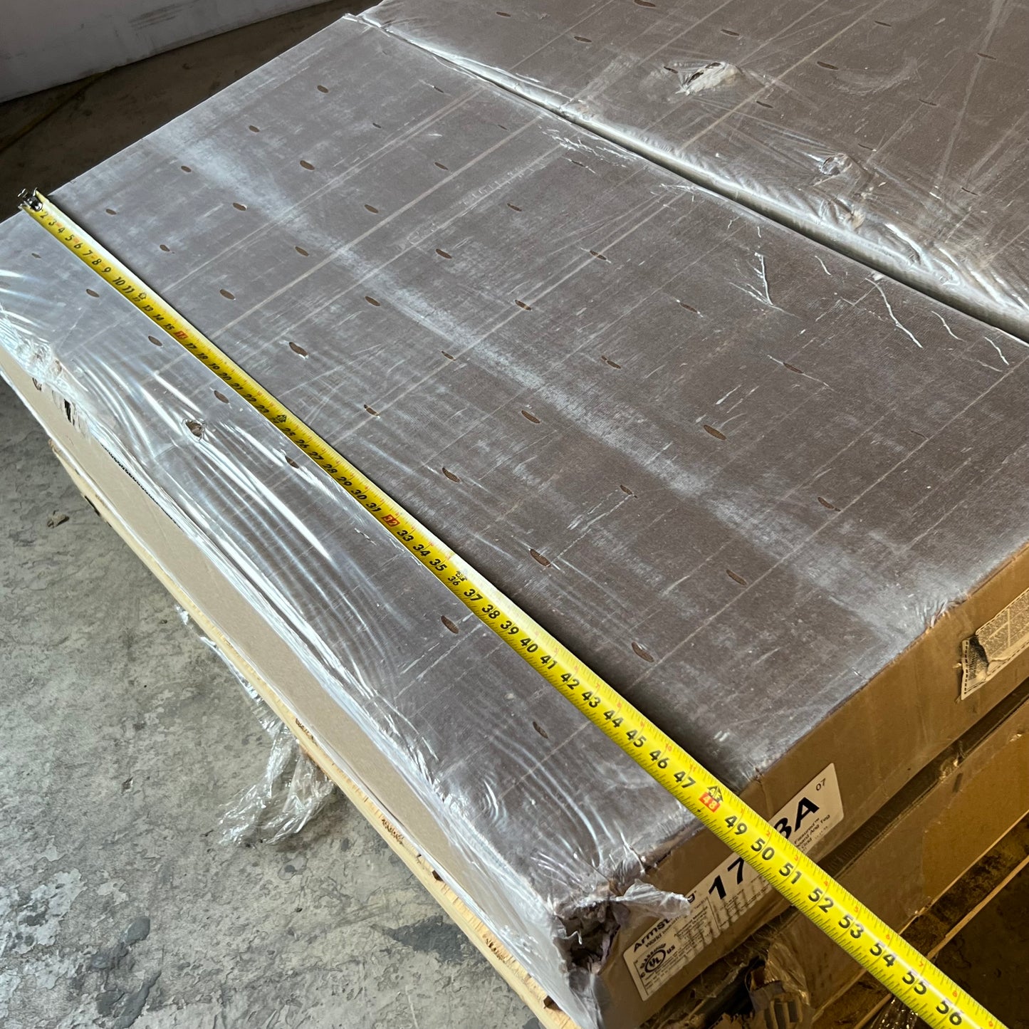 ZA@ Pallet of ARMSTRONG Ceiling Tile, Fine Fissured Angled Tegular Sz 24" x 48" x 5/8" 1733A (AS-IS, Damage)