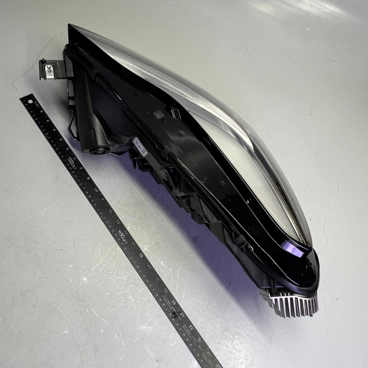 TESLA Genuine OEM RIGHT Headlight Assembly For 2027-2020 Tesla 1077372-00-L