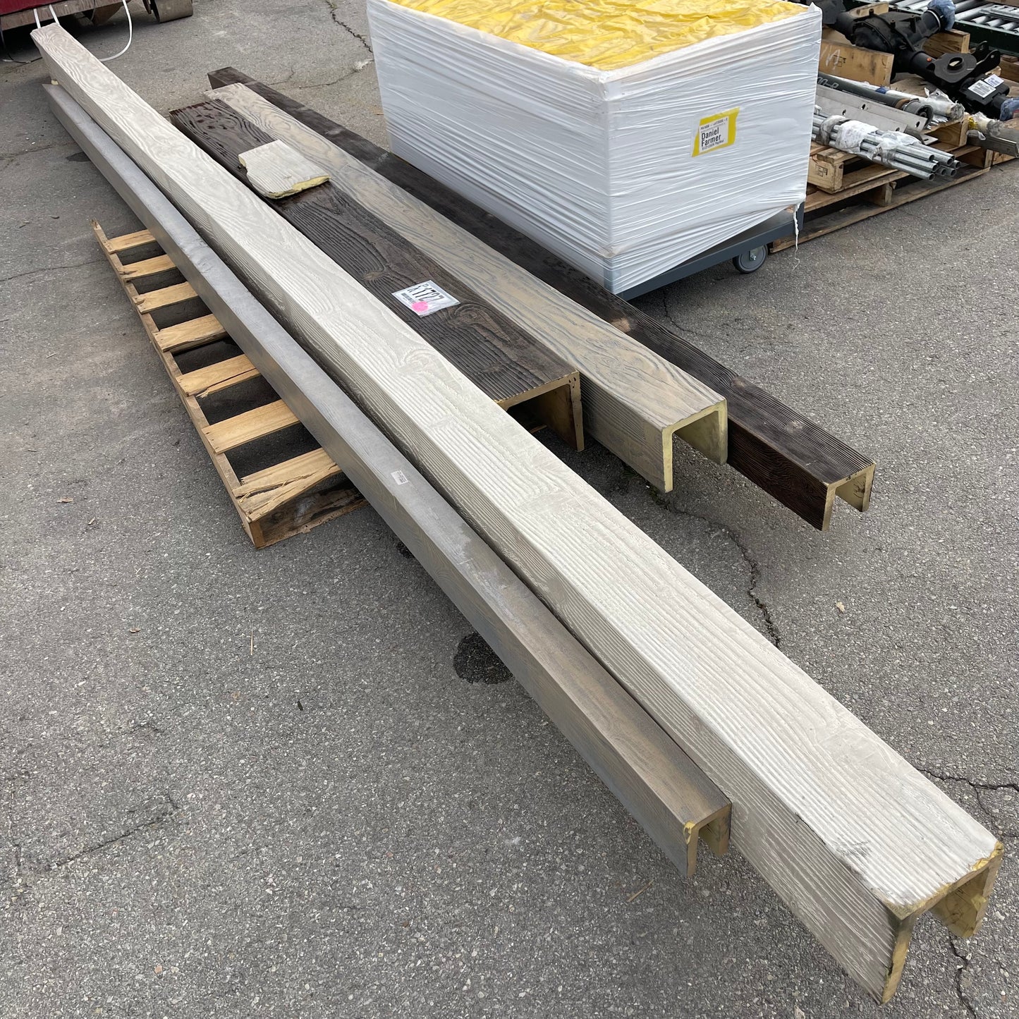 ZA@ Pallet of MIXED Faux Wood Molding 23’ - 7’ Length (AS-IS)