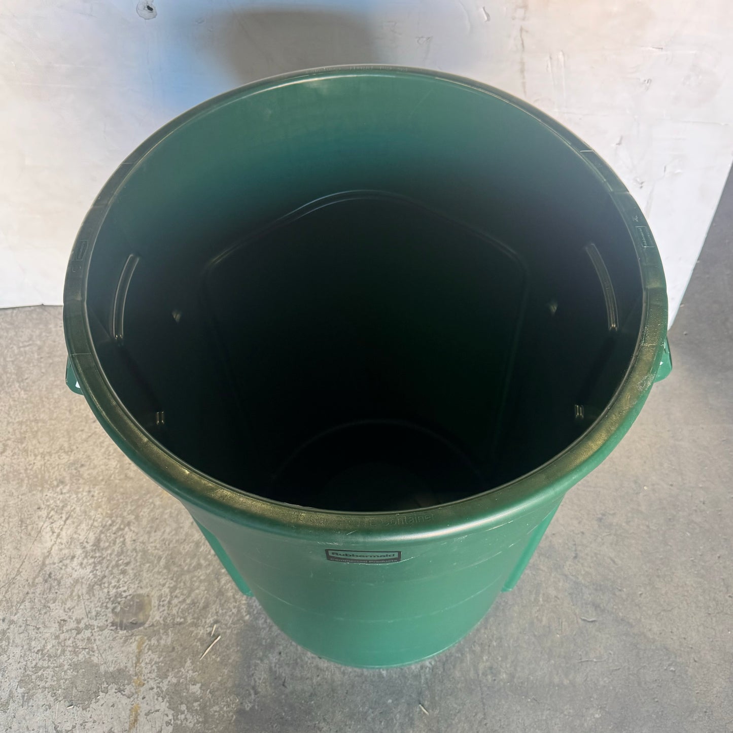 ZA@ BRUTE RUBBERMAID Green Garbage 55Gal Sz 33”Hx25.5”D (New)