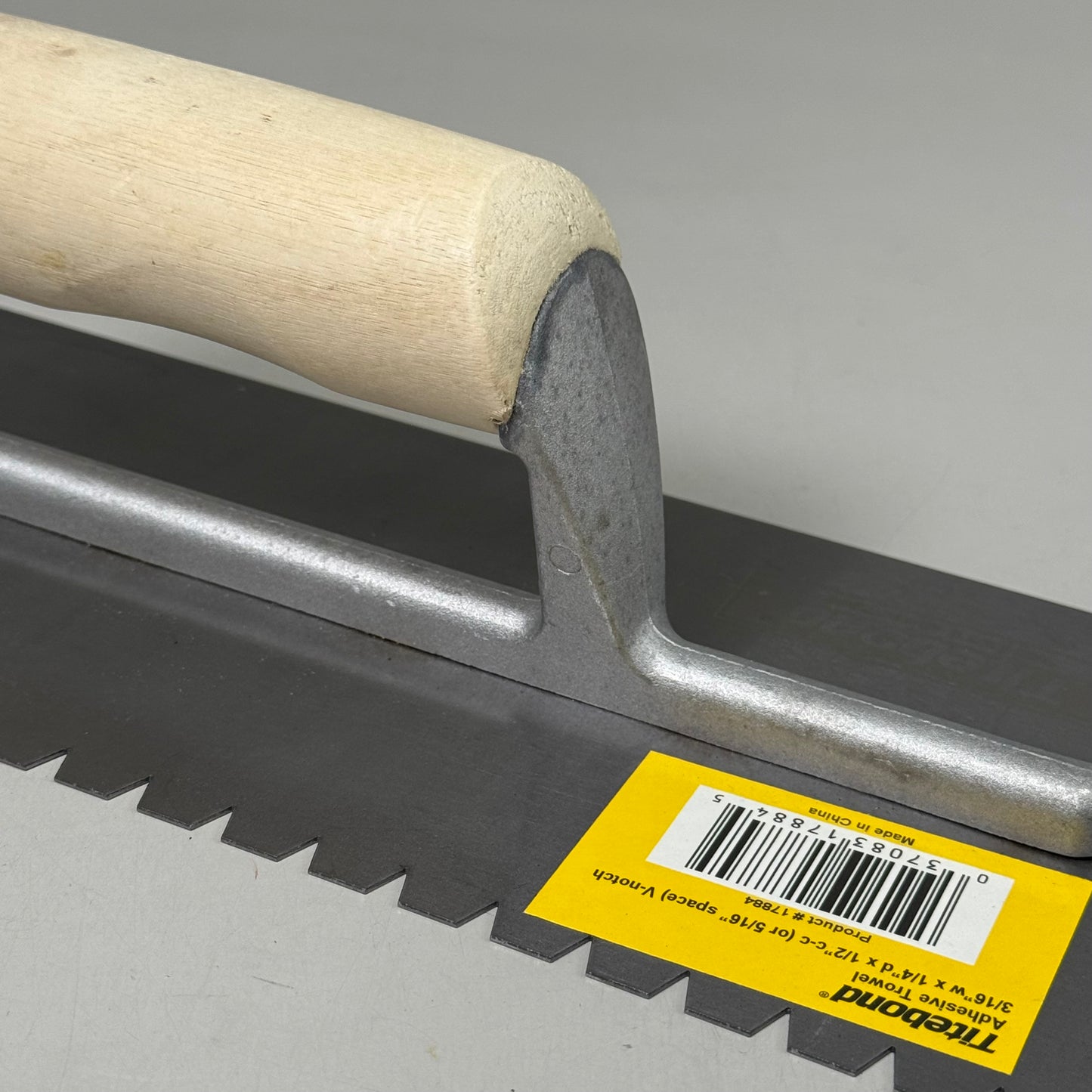 ZA@ TITEBOND Adhesive Trowel 3/16"W x 1/4"D x 1/2" c-c V-Notch