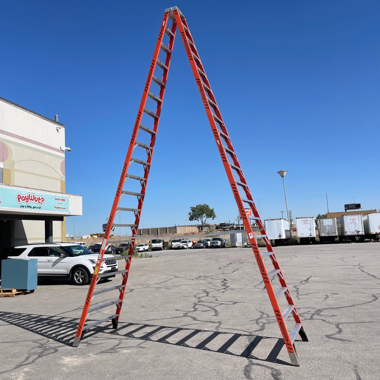 Z@ WERNER Fiberglass Twin Ladder 20 ft, 300 lbs cap Orange T7420