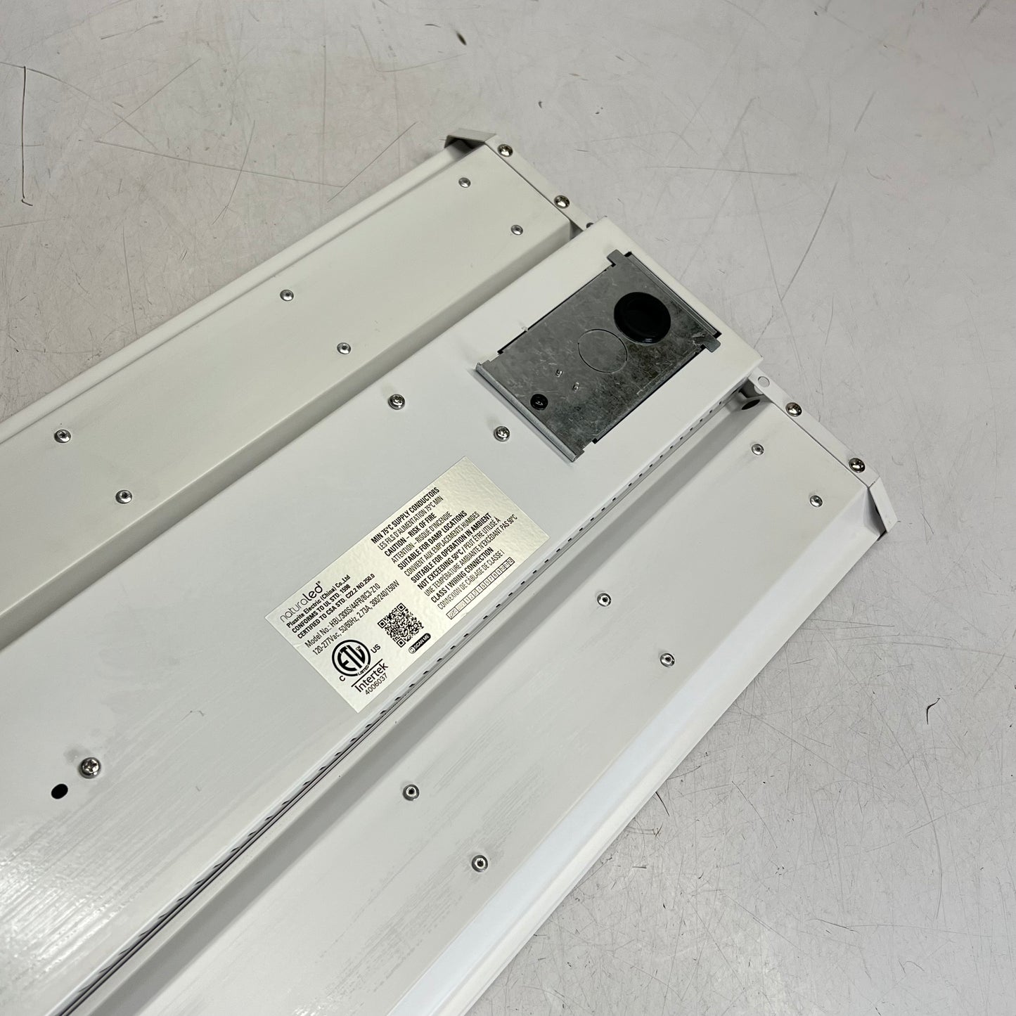 HBL Bay Linear W/ Z10 Control-ready 120-277V White HBL/300S/44FR/8CS-Z10
