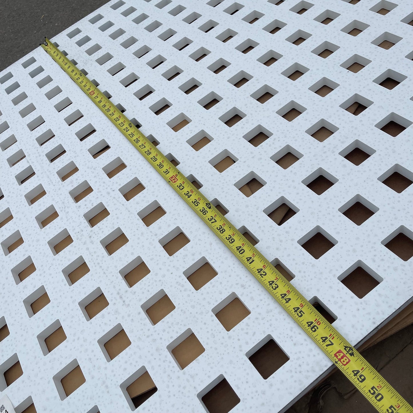 ZA@ Pallet of MIXED Vinyl Privacy Lattice/floor Panel 96"x48" White (AS-IS)