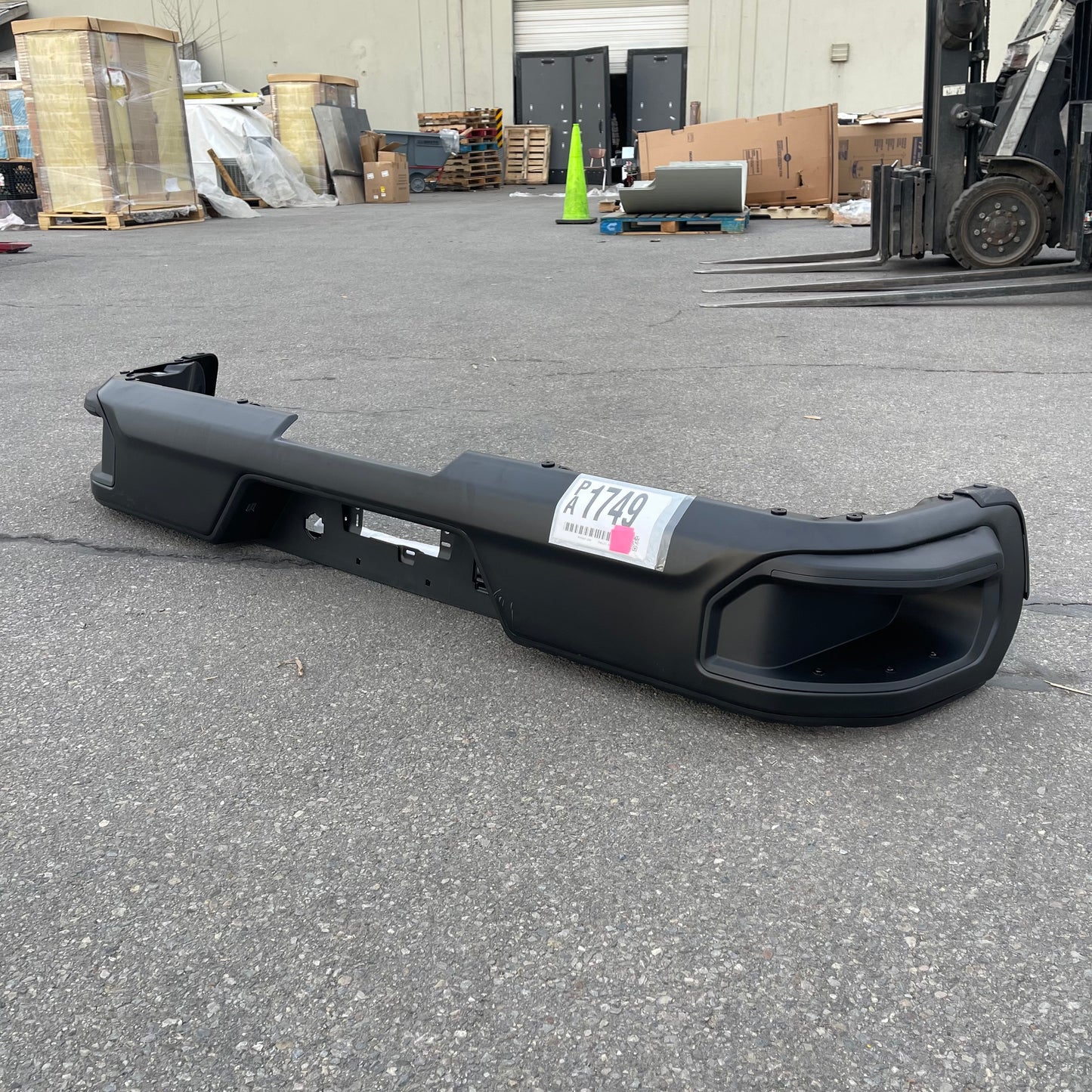 ZA@ Pallet of DIAMOND STANDARD Rear Bumper for Chevy Silverado 2500 (2019-2021) GM1103227DSC (AS-IS)