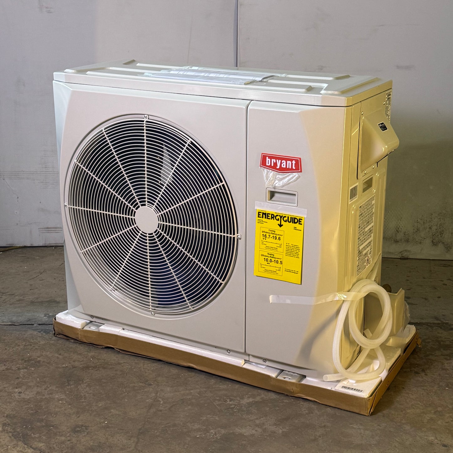 CARRIER Outdoor Heat Pump AC Unit 33,000 BTU 208/230V - 37MAHAQ33AA301
