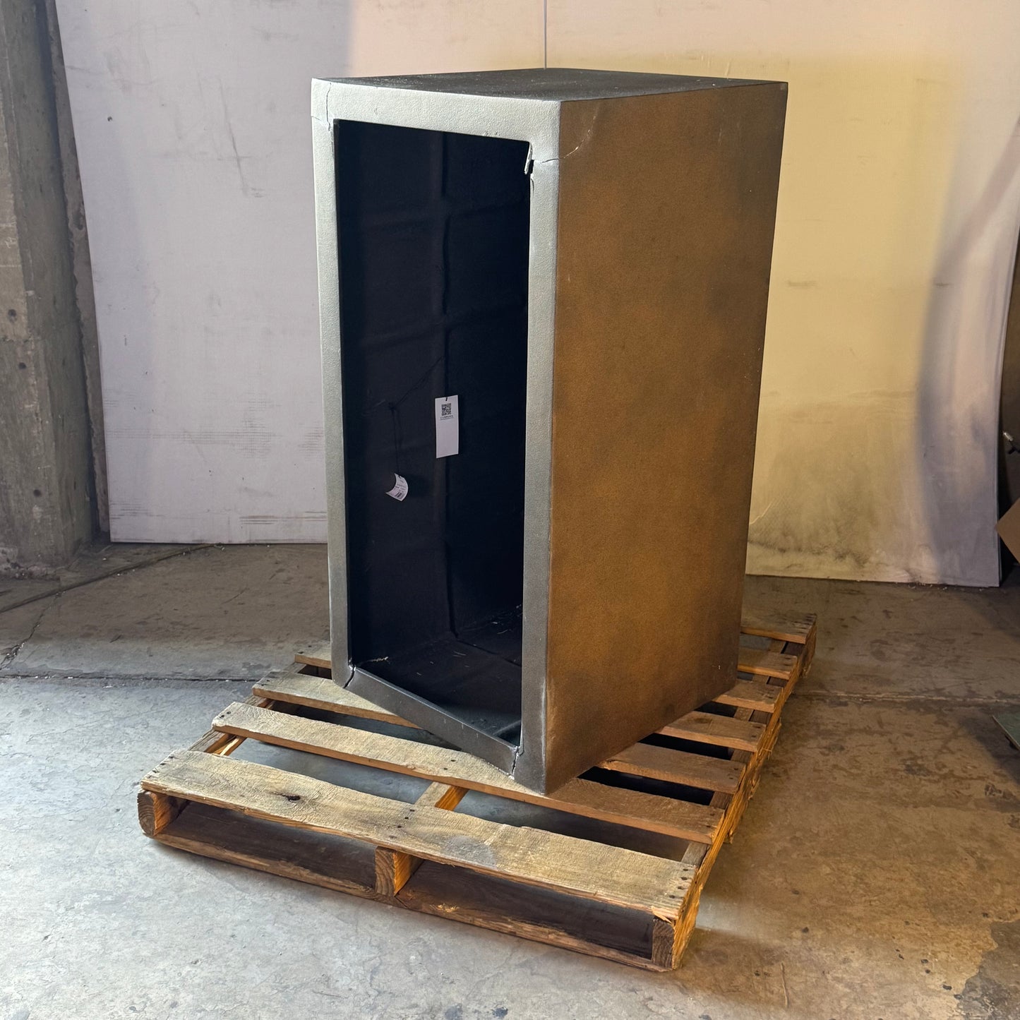ZA@ Pallet of CAMPANIA Sandal Planter Sz 47.2" x 23.6" x 23.6" 482424 (AS-IS, Damaged)