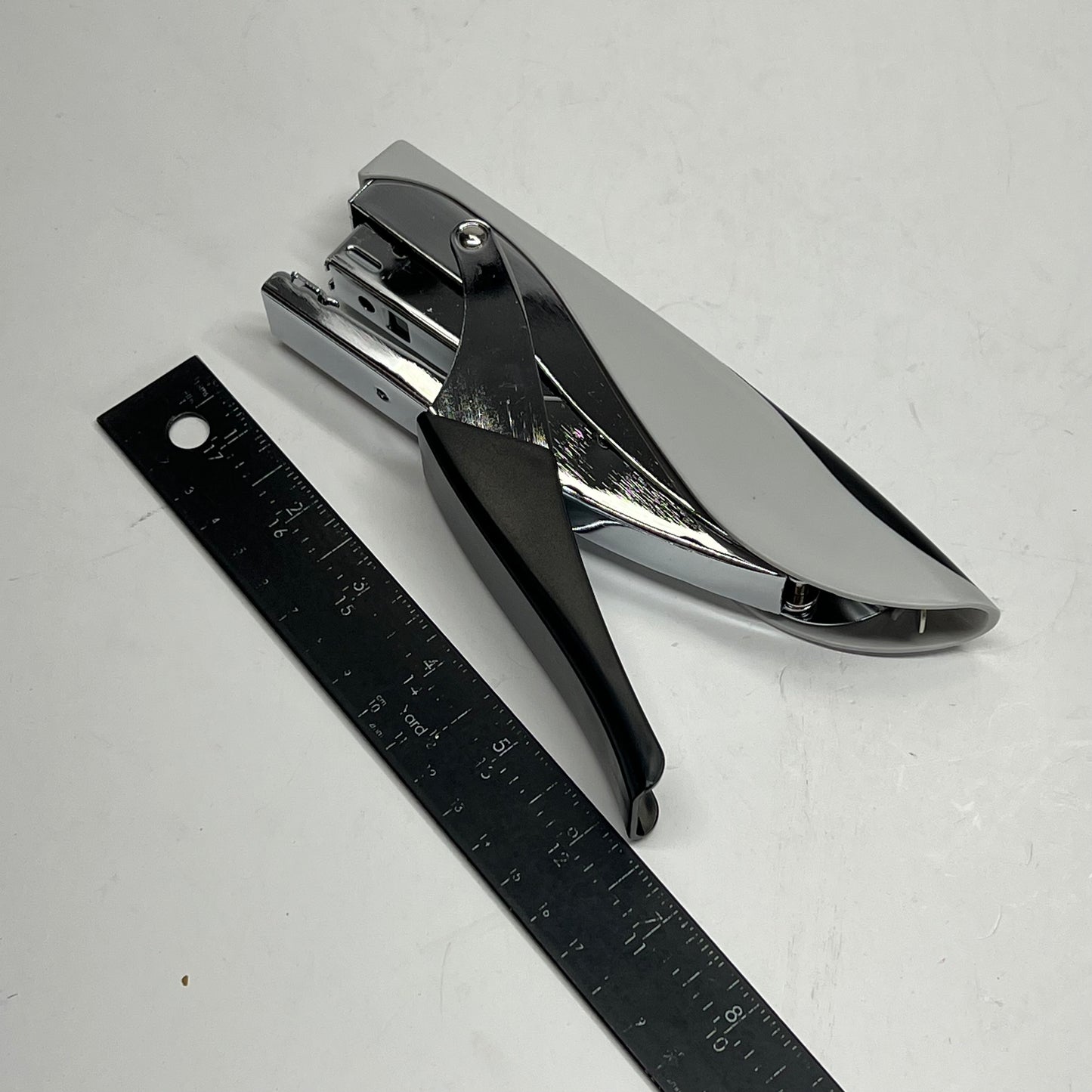 STAPLES Metal Heavy Duty Deluxe Plier Stapler  20 Sheet Cap Grey/Black ST24546