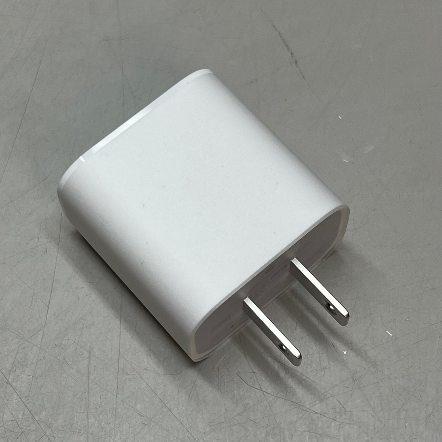 APPLE Fast Charging USB-C Power Adaptor 20 Watt White MHJA3AM/A (Return)