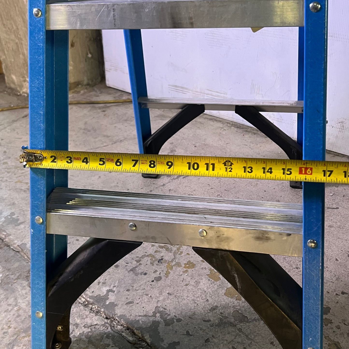 WERNER Type I Fiberglass Single Sided Stepladder Capacity 250 Lb. 4 ft. Blue & Grey FSI04