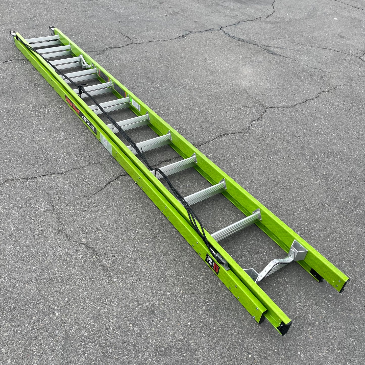 Z@ LITTLE GIANT Hyperlite Fiberglass Extension Ladder 24' 300 lb Load Cap 18724-186 (As-Is)