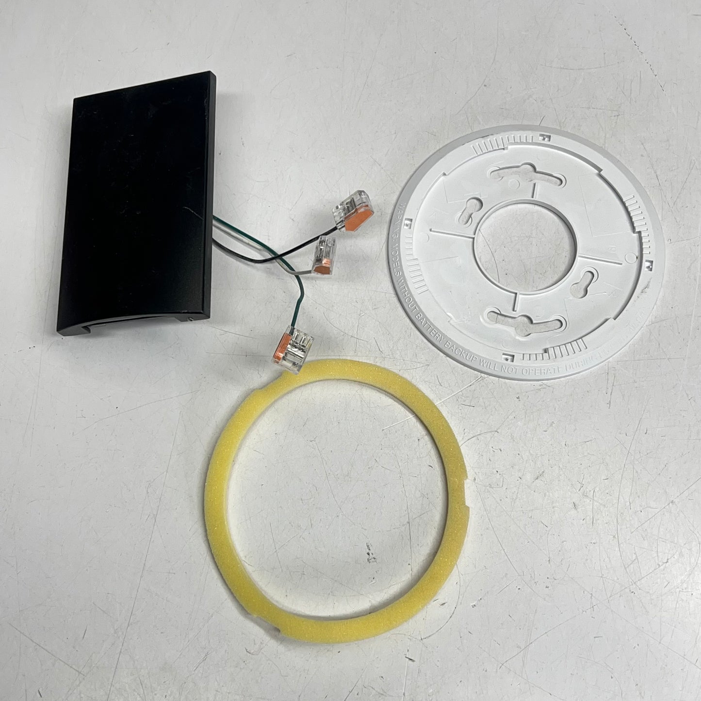 ZA@ (LOT OF 4) Assorted Lighting Hardware/screws & Parts White