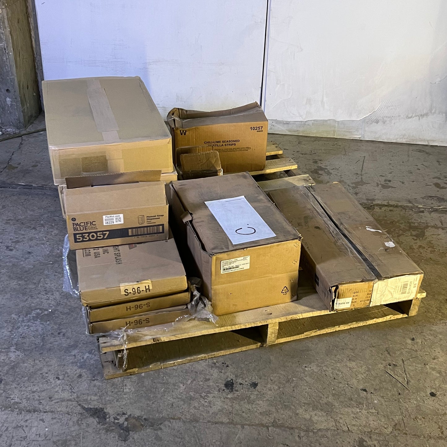 ZA@ Pallet of MIXED, Sampling Bottles, Food, Soap Dispenser, Etc... (AS-IS)