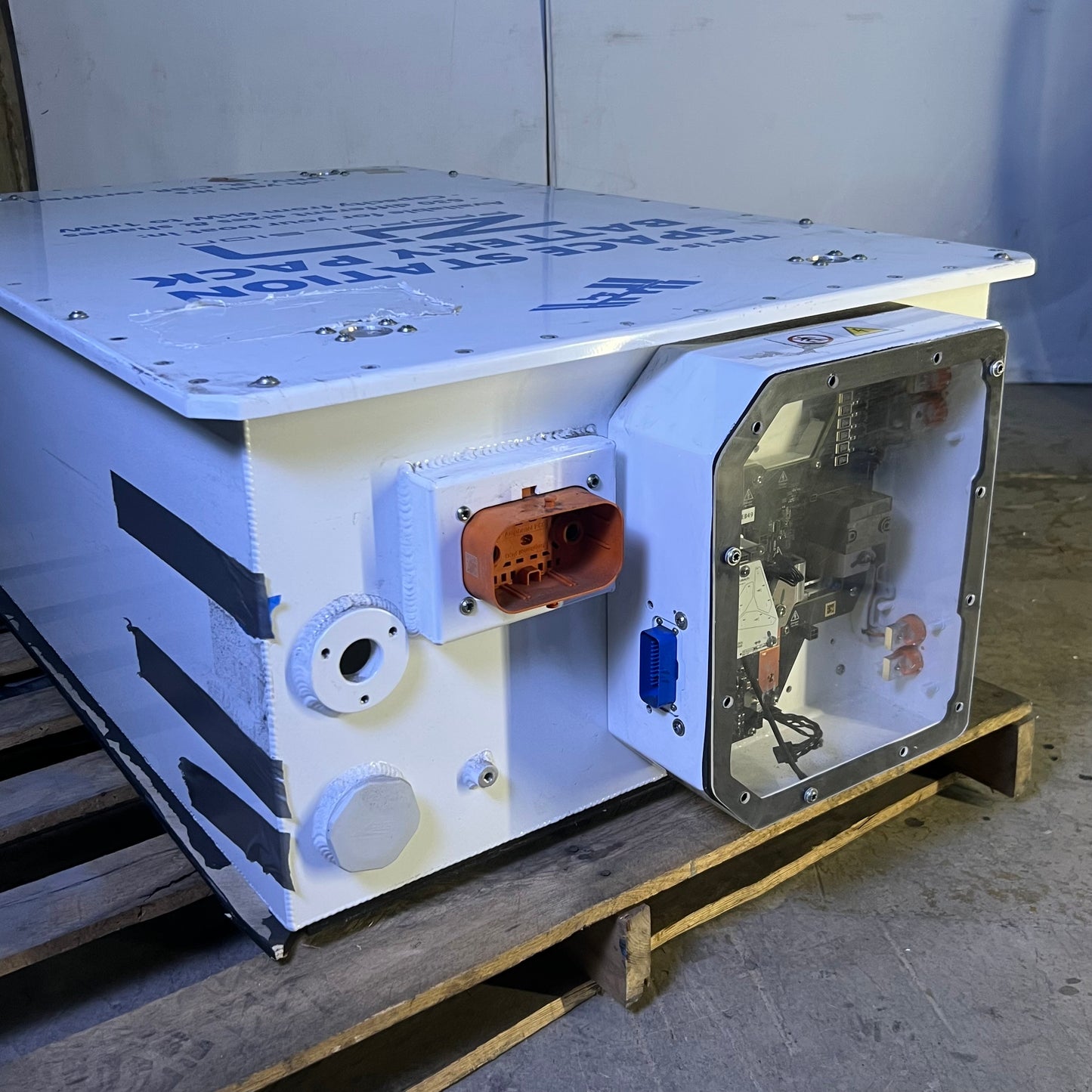 ZA@ Pallet of ZIN BOATS  Electric Boating Space Station 31"W x 17"L x 46"H White (Used, Battery not Included)