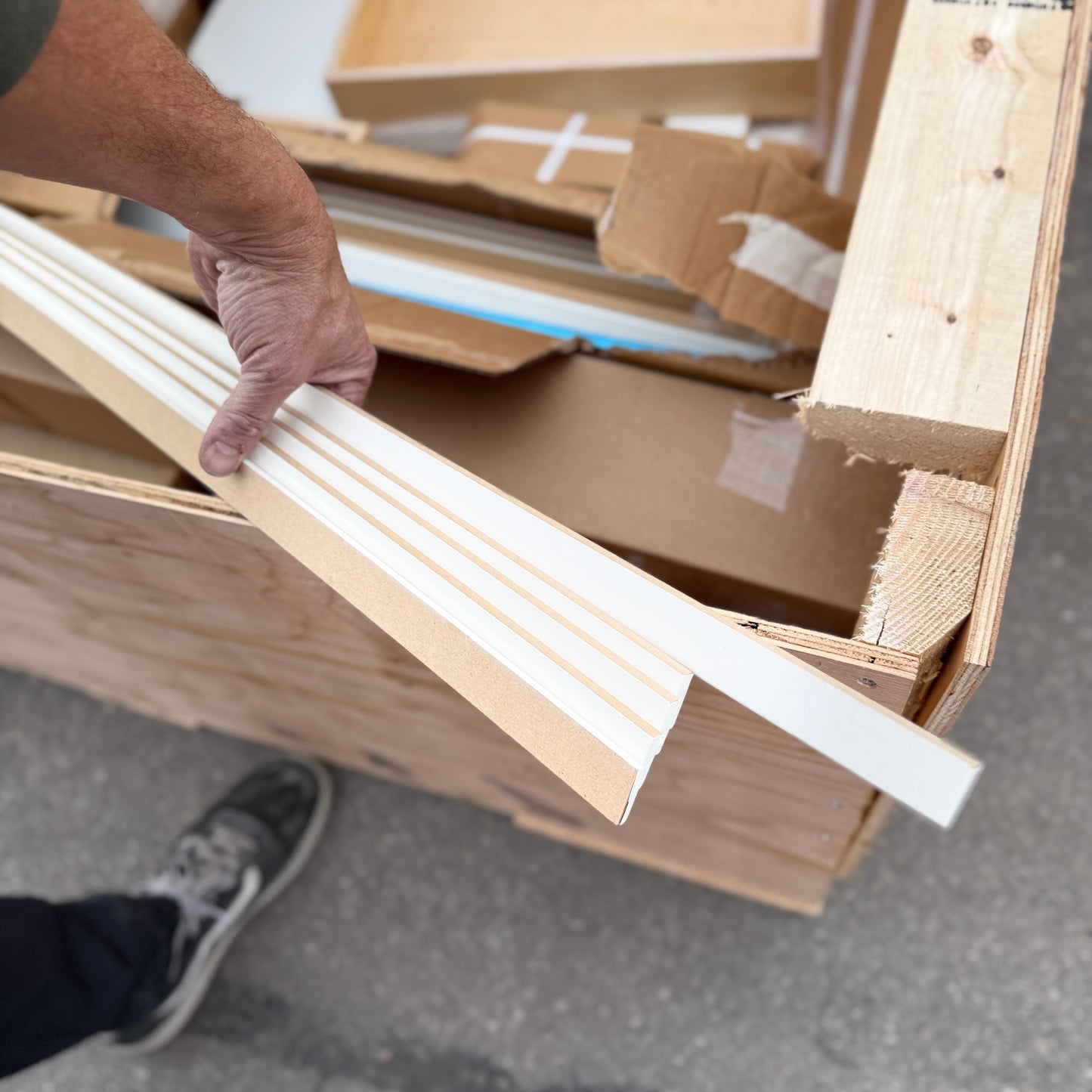 ZA@ Pallet of REBORN CABINETS Pressed Wood Cabinetry Parts Black, White (AS-IS)