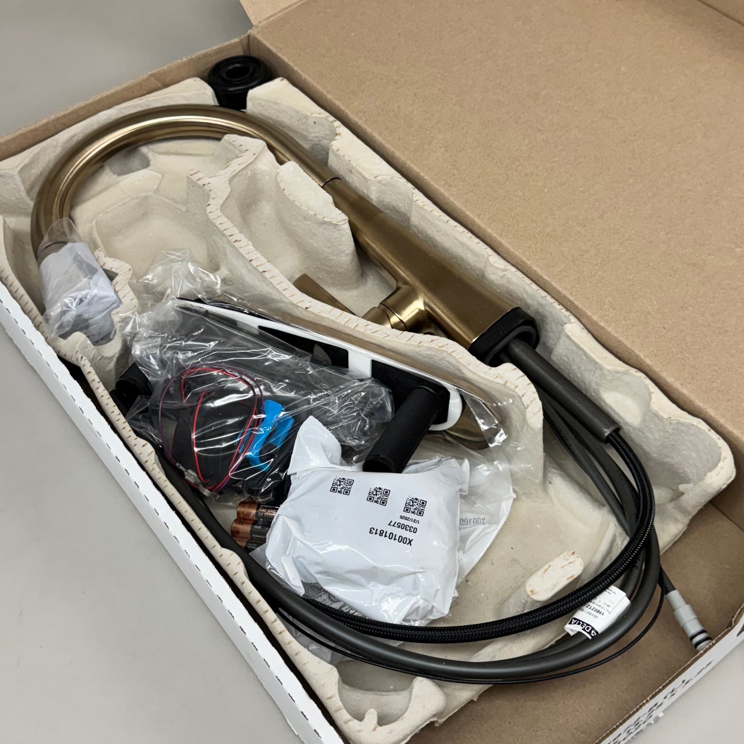 DELTA Lenta Pull-Down Kitchen Faucet w/ Touch Activation Champagne 19802TZ-CZDST