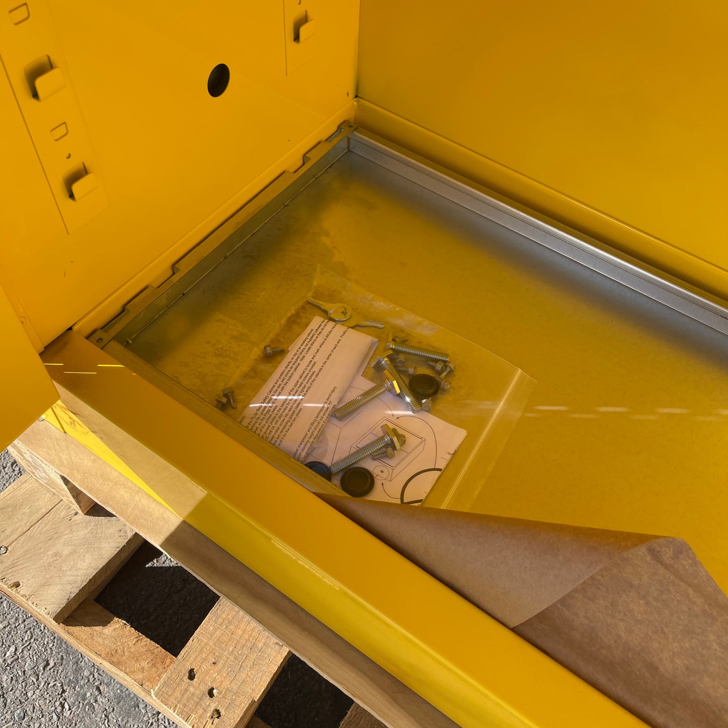 Z@ Pallet of JUSTRITE Sure-Grip EX Flammable Liquid Storage Cabinet 17 Gal Capacity 43"x24"x18" 891700