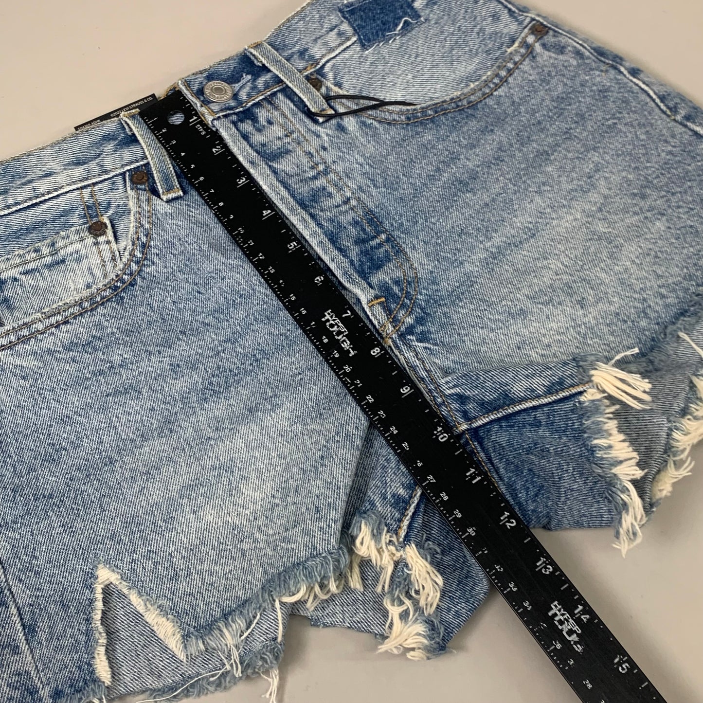 LEVIS 501 Original Fit High Rise Shorts Medium Wash Women's Sz 26 Mega Vibe Blue