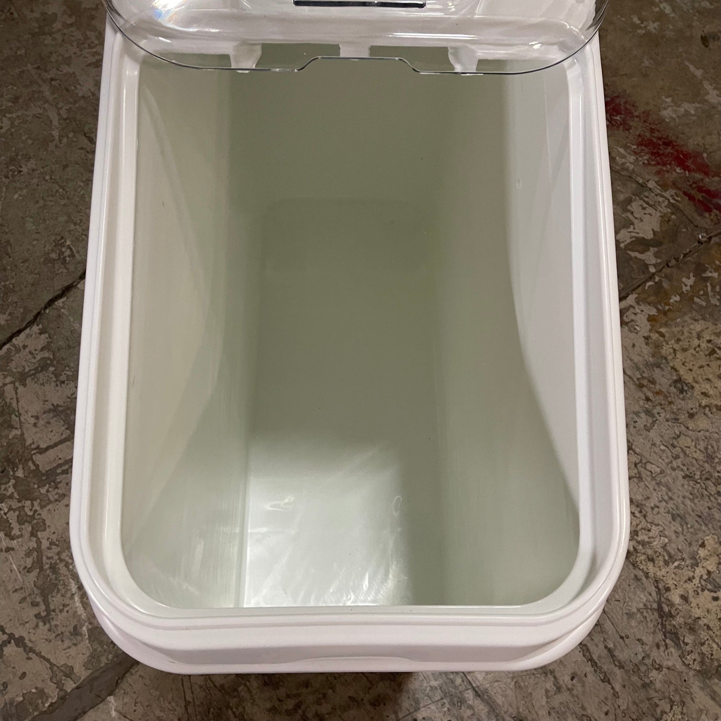 BAKER’S LANE Mobile Ingredient Bin 21 Gal White 176BIN21GL