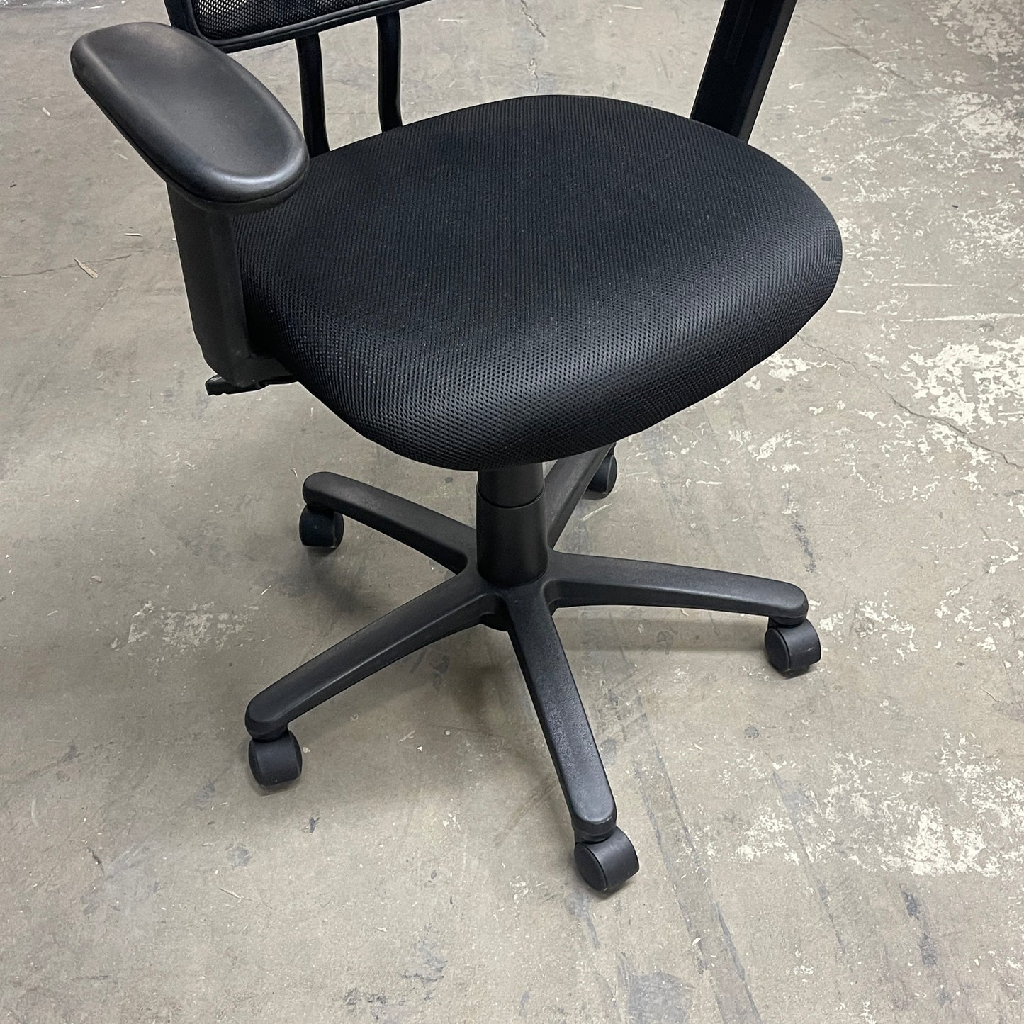 ESSENDANT CO. Office Swivel/Tilt Mesh Chair Black W/ Adjustable Arms OIF-MT4818 (New)