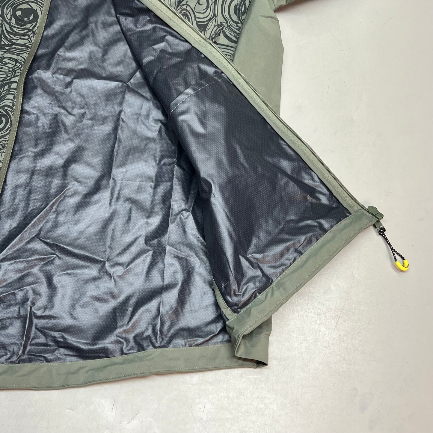 BMW Waterproof Lightweight Active Jacket Full Zip Mens Sz M Olive Scribble Print