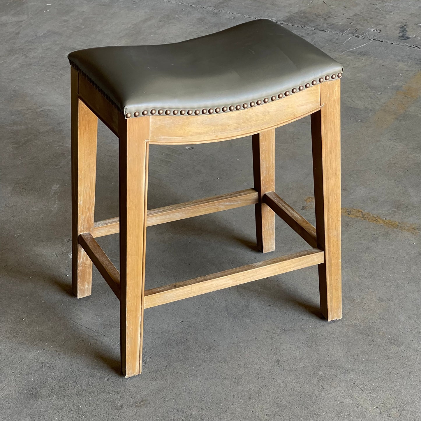 NEW PACIFIC Elmo Bonded Leather Counter Stool 25"x19.5"x13.5" Vintage Gray & Weathered Smoke 358625B-V04-WS