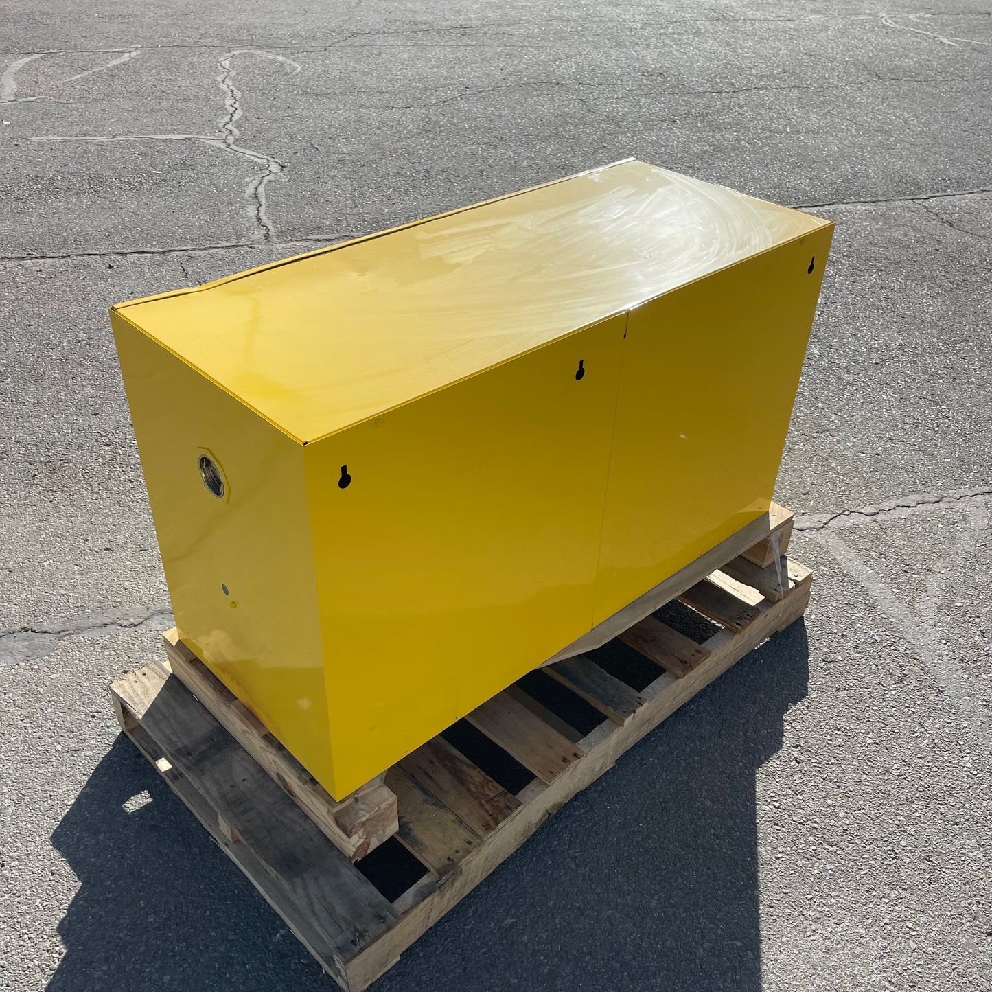 Z@ Pallet of JUSTRITE Sure-Grip EX Flammable Liquid Storage Cabinet 17 Gal Capacity 43"x24"x18" 891700