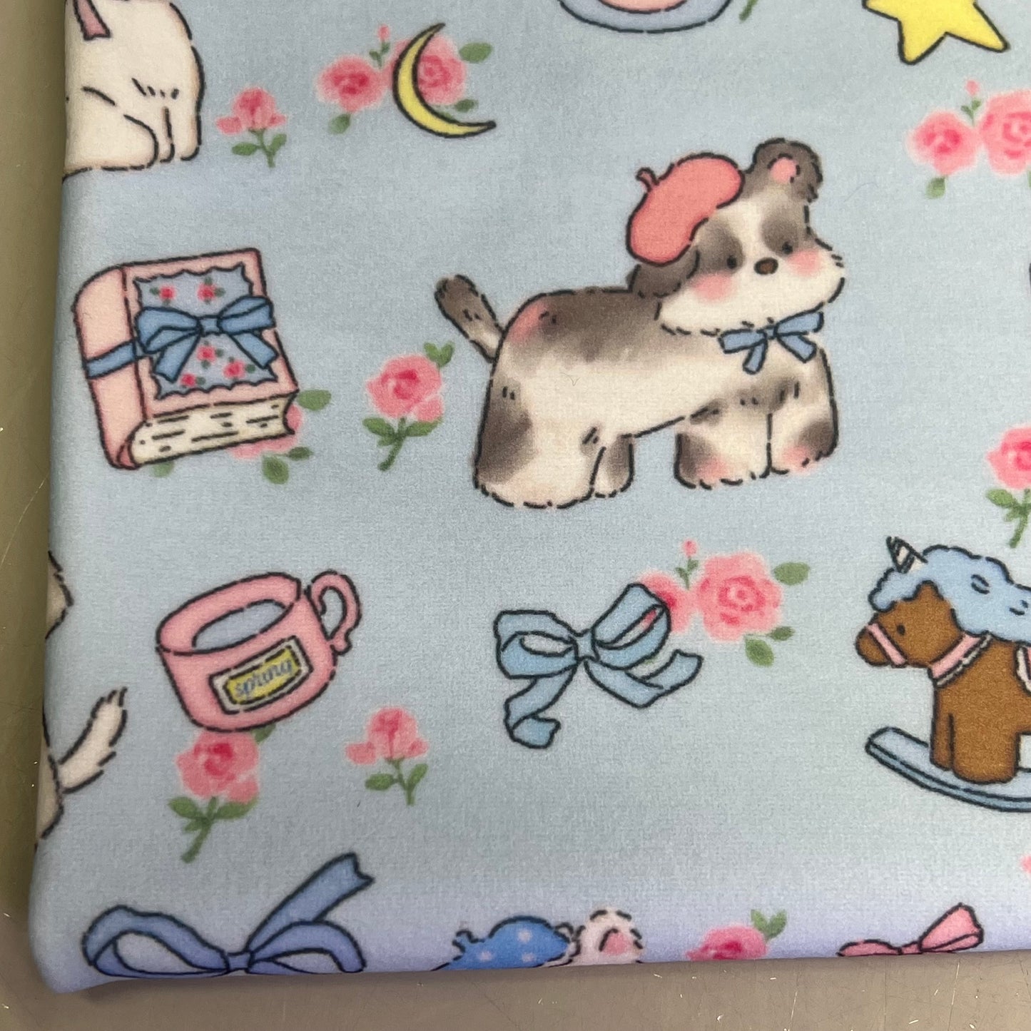 LOVLEY CAVES Self Adhesive Cat Wrap Grooming Blanket Puppys & Bows Pattern Blue