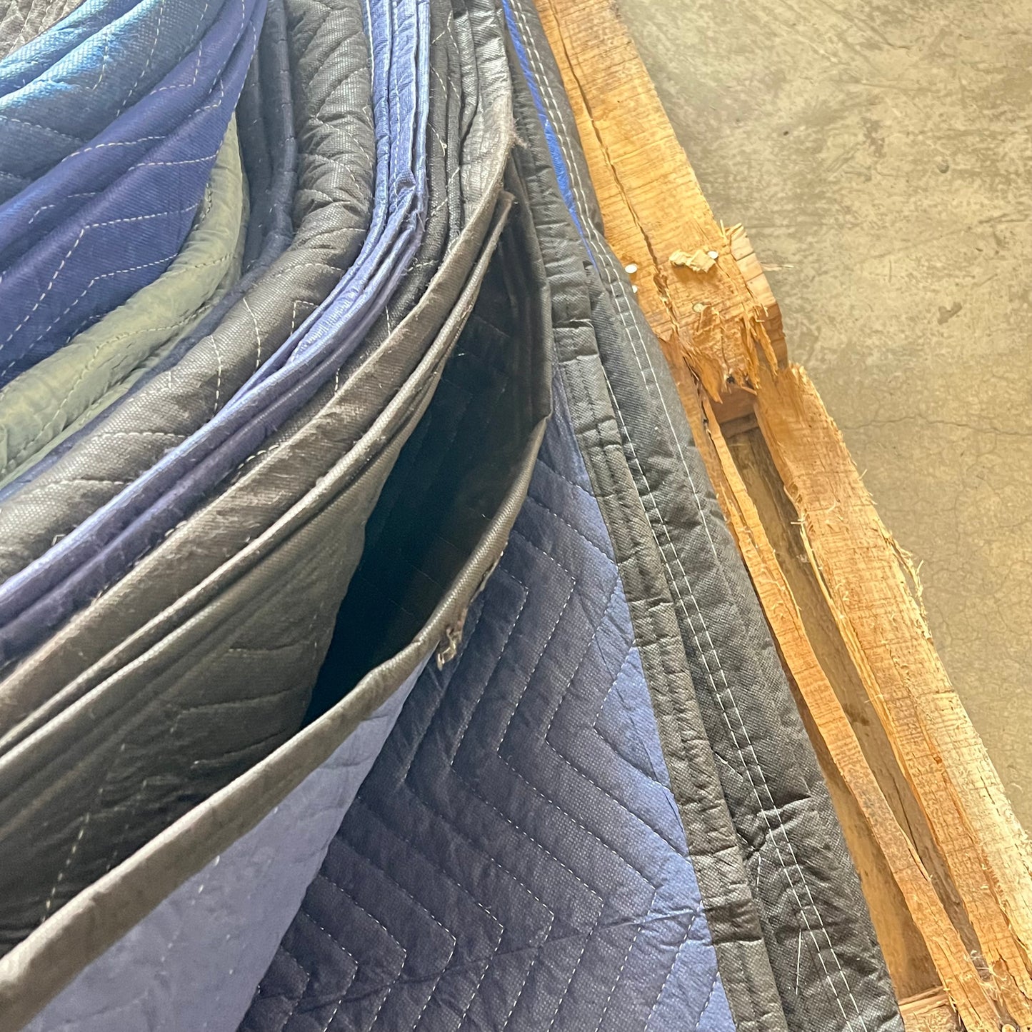 ZA@ Pallet of MIXED (Lot Of 14) Moving Blankets Blue/Black