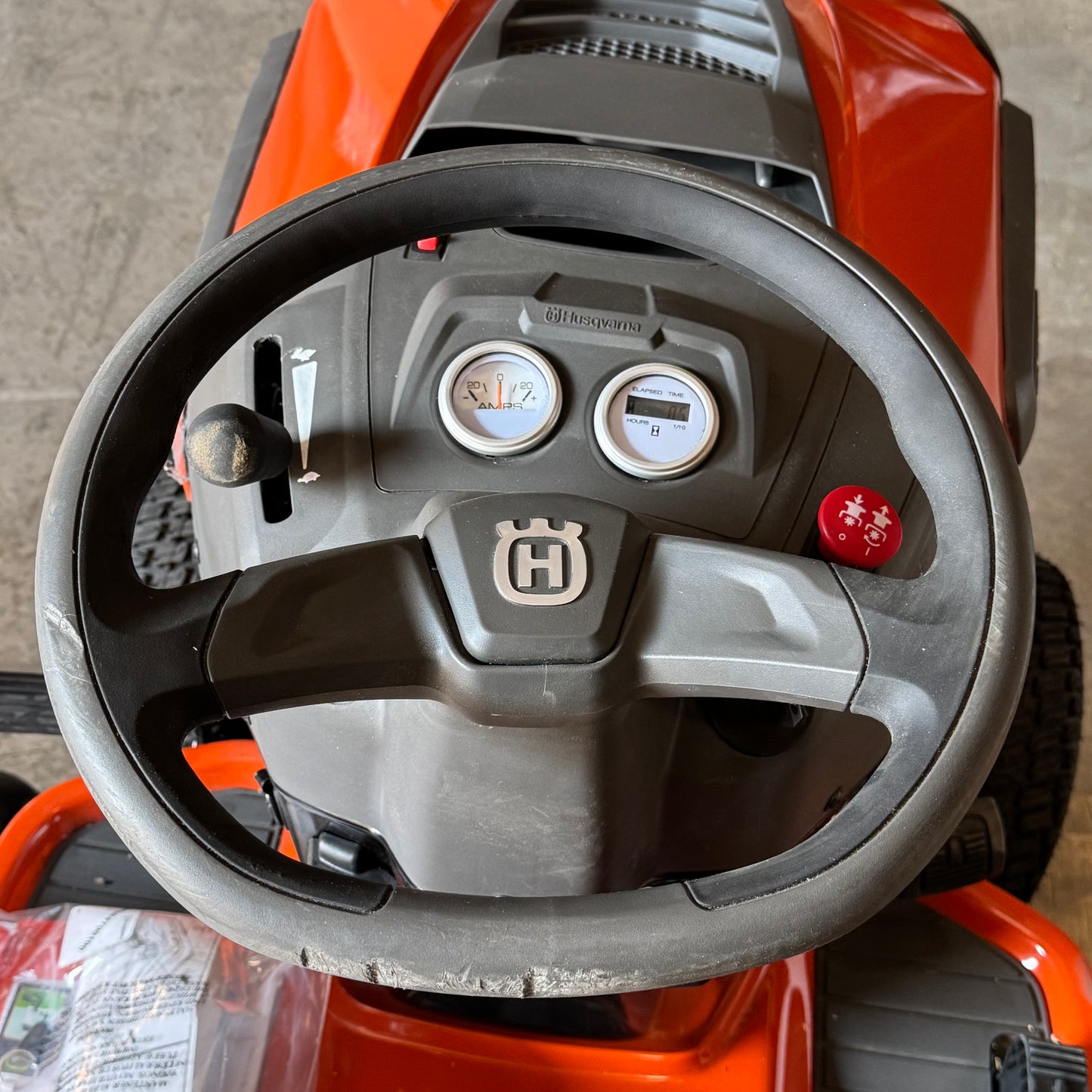 ZA@ HUSQVARNA (42") 23HP Kawasaki Lawn Tractor w/ Locking Differential TS275XD (New Damaged, Riding Lawn Mower with Bent Rear Wheel/Axle – For Repair)