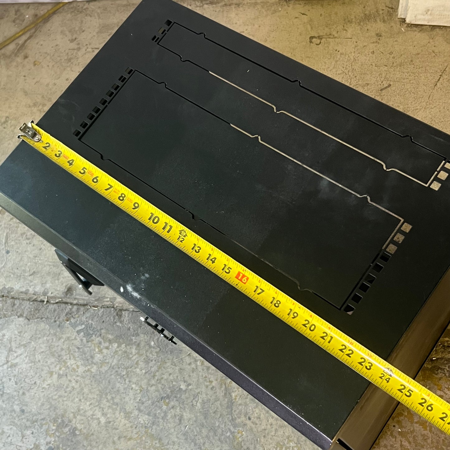 APC Net Shelter Wallmount Enclosure Cabinet Single Hinged Switch 12U  AR112SH4