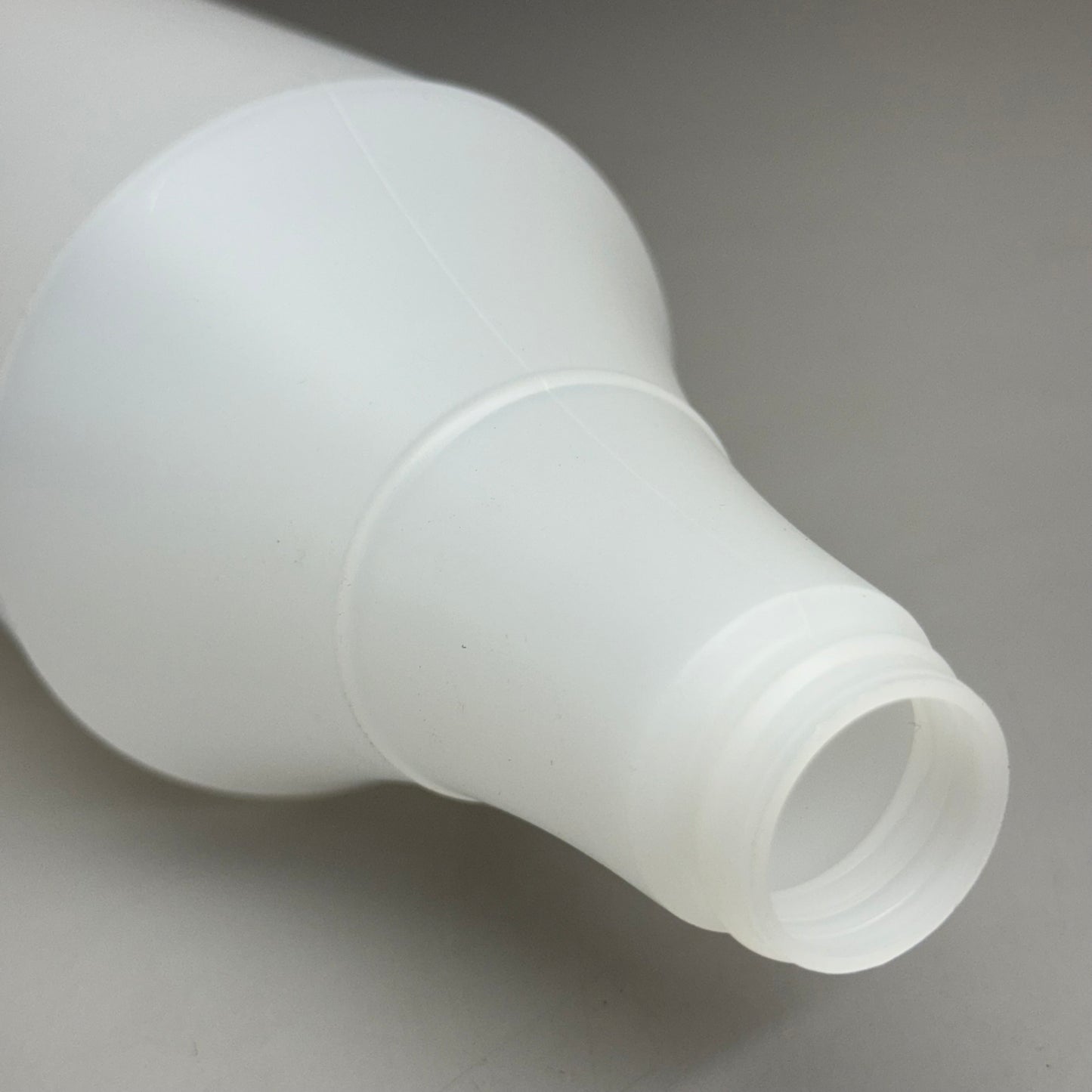 24PK Plastic Spray Bottle 24oz 8.25" White