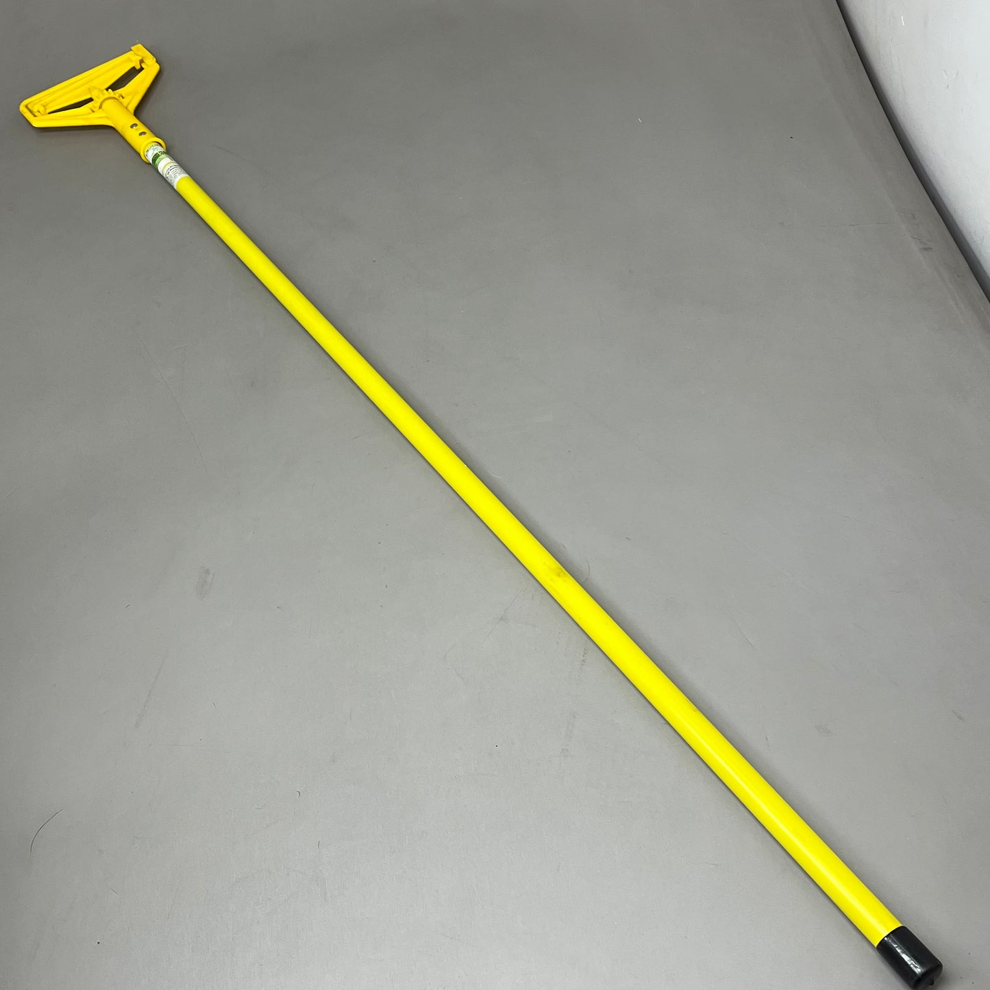 ZA@ ABCO CLEANING PRO. (6 PACK) Fiber Glass Handle Plastic Swing Away 60" 01206-NB As-is