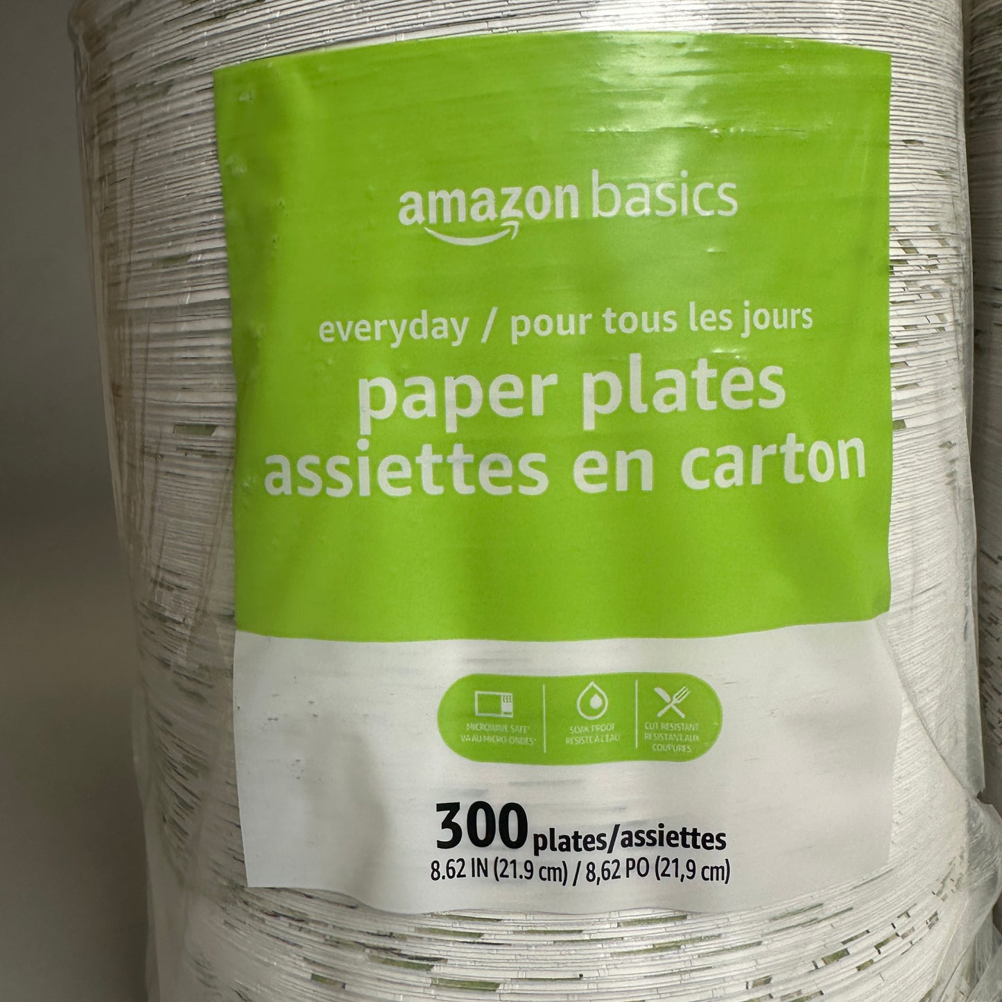 AMAZON BASIC (300 PACK) Everyday Disposable Paper Plates 8.62 in.