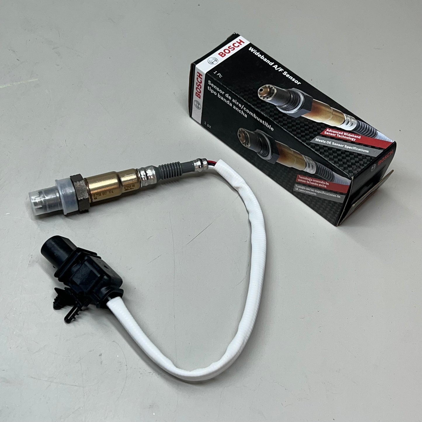 BOSCH Oxygen Sensor Threaded Mounting Man Connector OE Quality 17475