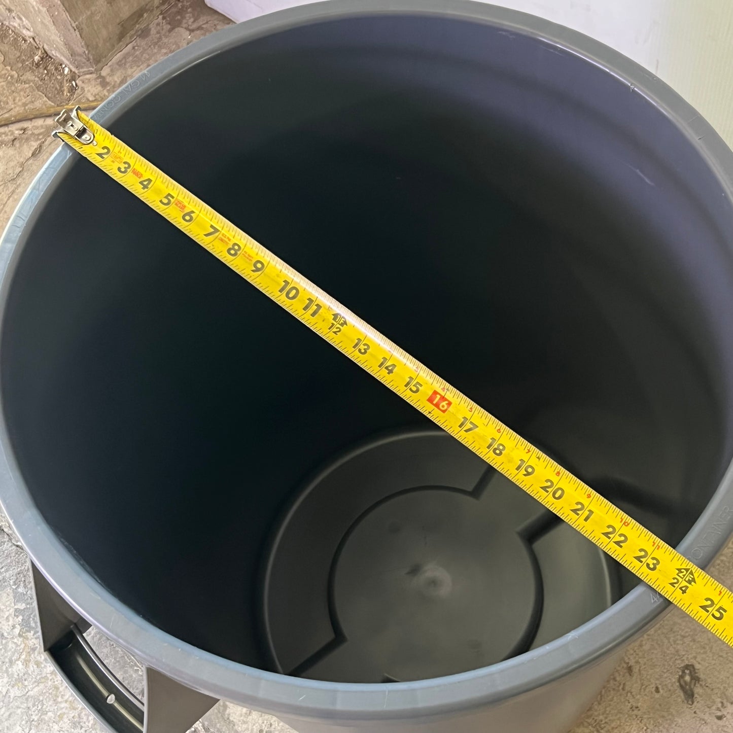SPARTA Waste Container 44 Gal. Bronco Round 84104423