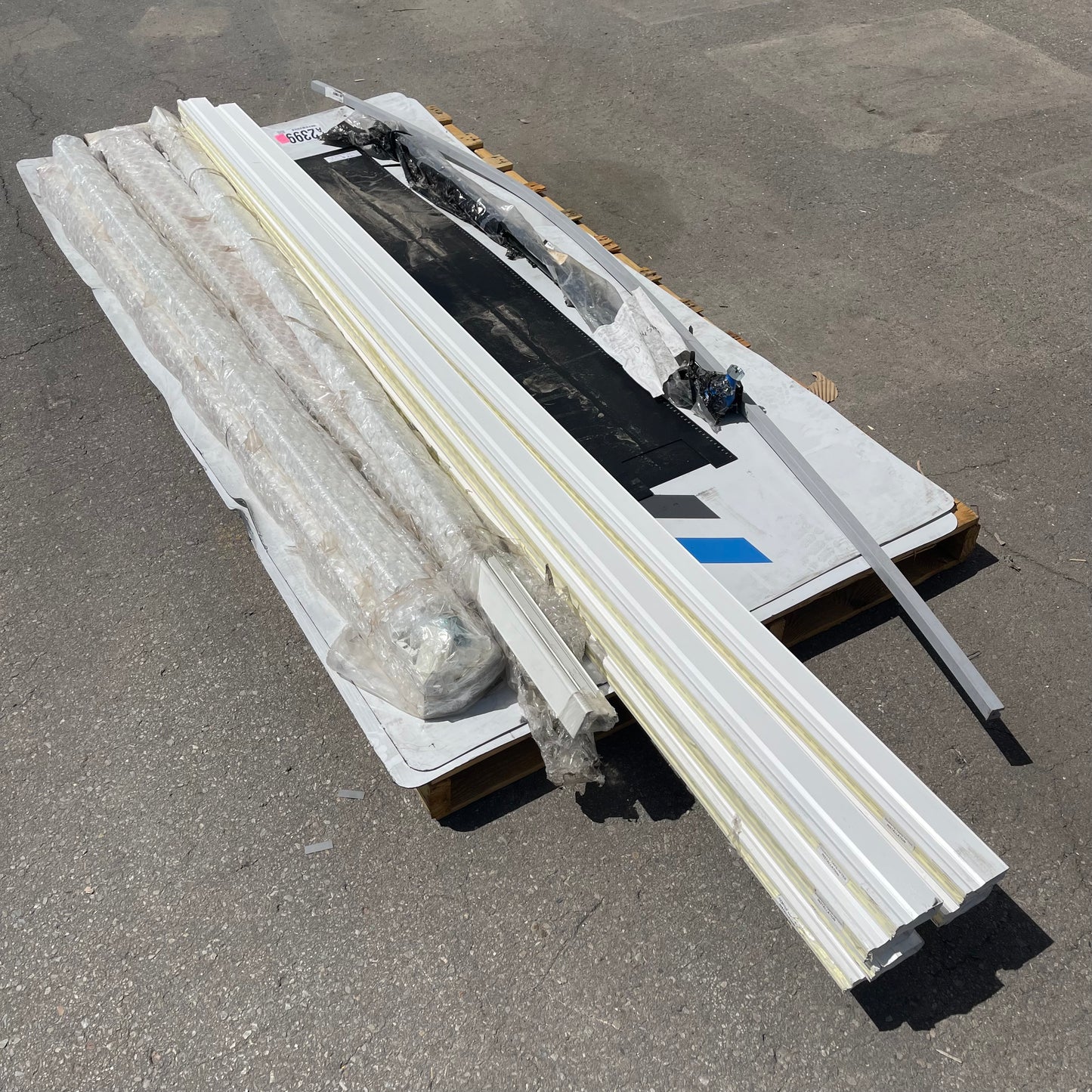 ZA@ Pallet of MIXED Blinds, Aluminum Signs, Trim, Cross Tube Assembly, & More! (AS-IS)