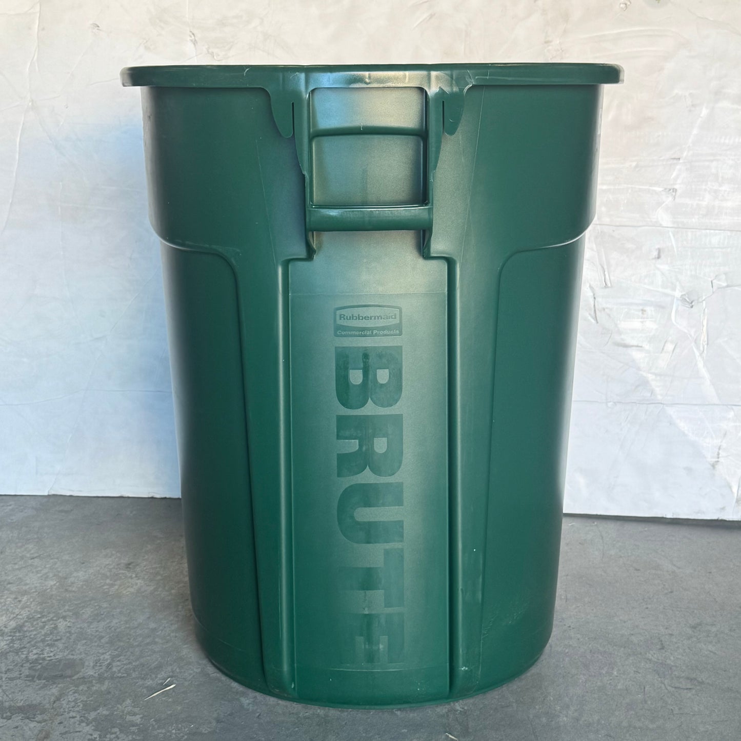 ZA@ BRUTE RUBBERMAID Green Garbage 55Gal Sz 33”Hx25.5”D (New)